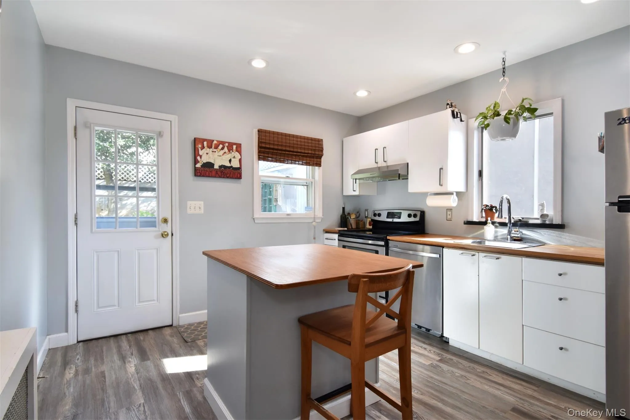 Eat in Kitchen with SS appliances. Access to backyard Eat in Kitchen with SS appliances. Access to backyard