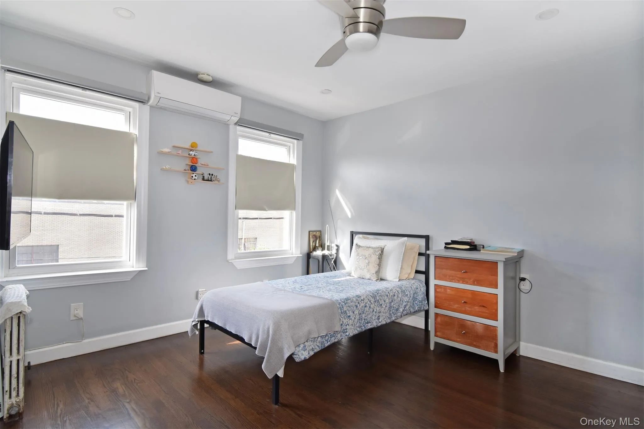 Ceiling fan , large windows and split AC. Lots of space here Ceiling fan , large windows and split AC. Lots of space here