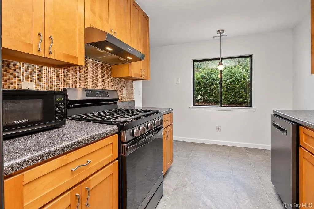 Well appointed kitchen with gas stove/oven, dishwasher & washer/dryer Well appointed kitchen with gas stove/oven, dishwasher & washer/dryer