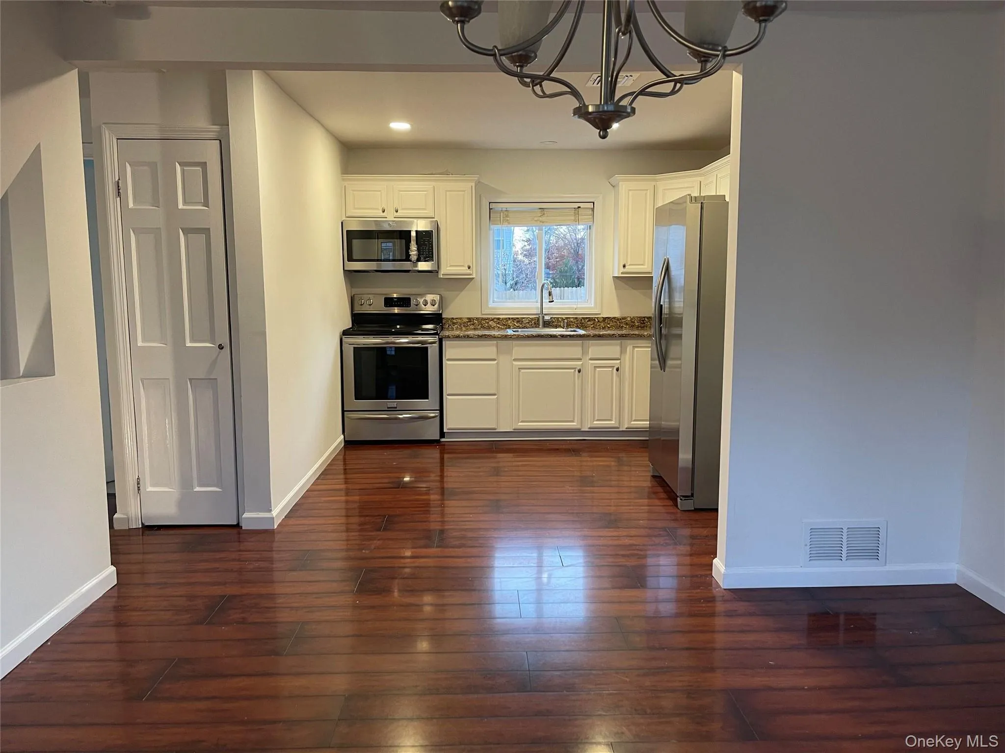 368 Ontario Street, Islip, NY, 4 Bedrooms Bedrooms, 9 Rooms Rooms,3 BathroomsBathrooms,Residential Lease,For Rent,Ontario,0,1057462 368 Ontario Street, Islip, NY, 4 Bedrooms Bedrooms, 9 Rooms Rooms,3 BathroomsBathrooms,Residential Lease,For Rent,Ontario,0,1057462