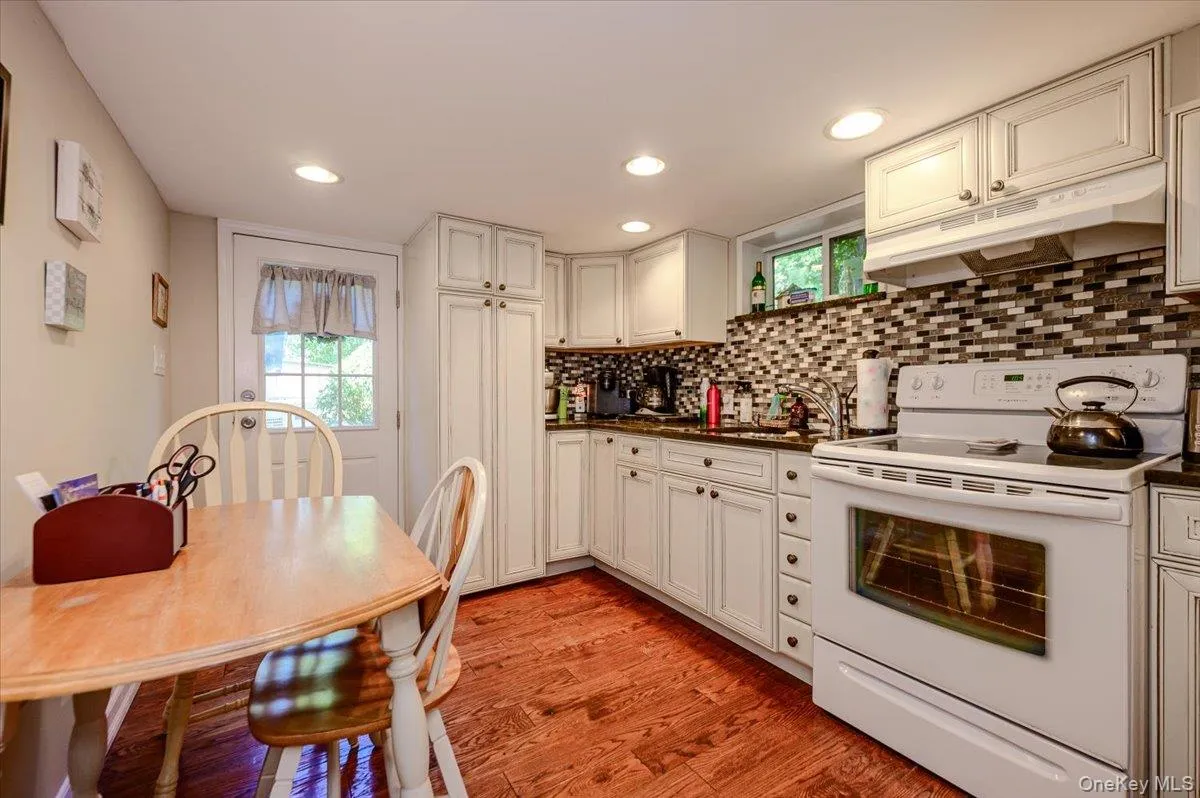 12 Knoll Crest, Brookhaven, NY, 4 Bedrooms Bedrooms, 9 Rooms Rooms,2 BathroomsBathrooms,Residential,For Rent,Knoll,0,1057467 12 Knoll Crest, Brookhaven, NY, 4 Bedrooms Bedrooms, 9 Rooms Rooms,2 BathroomsBathrooms,Residential,For Rent,Knoll,0,1057467