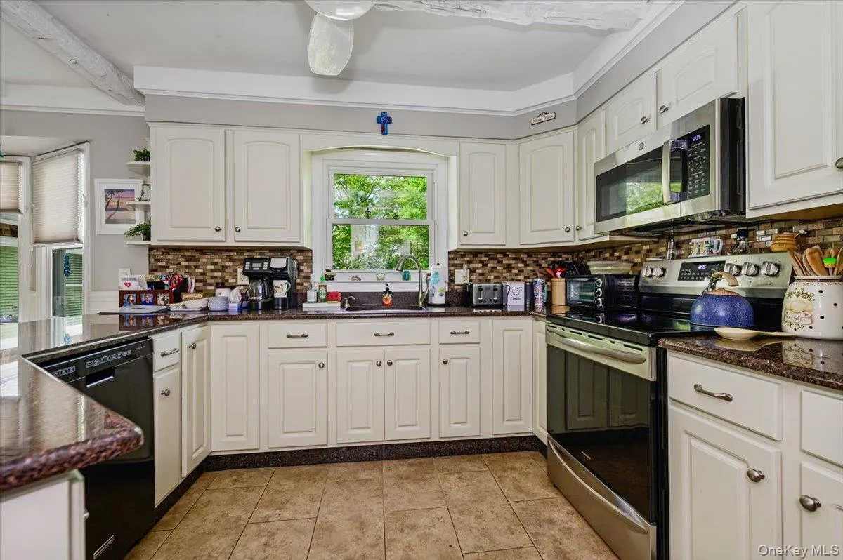 12 Knoll Crest, Brookhaven, NY, 4 Bedrooms Bedrooms, 9 Rooms Rooms,2 BathroomsBathrooms,Residential,For Rent,Knoll,0,1057467 12 Knoll Crest, Brookhaven, NY, 4 Bedrooms Bedrooms, 9 Rooms Rooms,2 BathroomsBathrooms,Residential,For Rent,Knoll,0,1057467
