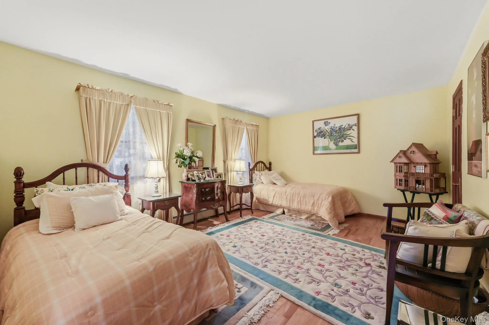 Large secondary bedroom Large secondary bedroom