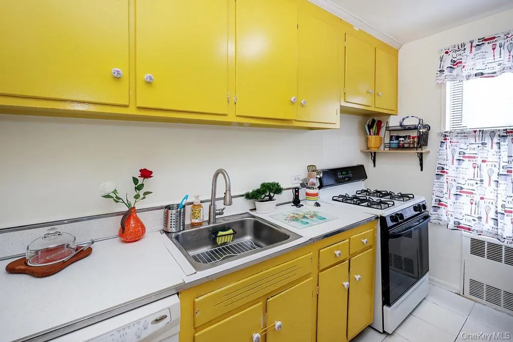 226-26 Union Turnpike, New York, NY, 2 Bedrooms Bedrooms, 4 Rooms Rooms,1 BathroomBathrooms,Residential,For Rent,Union,0,1057507 226-26 Union Turnpike, New York, NY, 2 Bedrooms Bedrooms, 4 Rooms Rooms,1 BathroomBathrooms,Residential,For Rent,Union,0,1057507