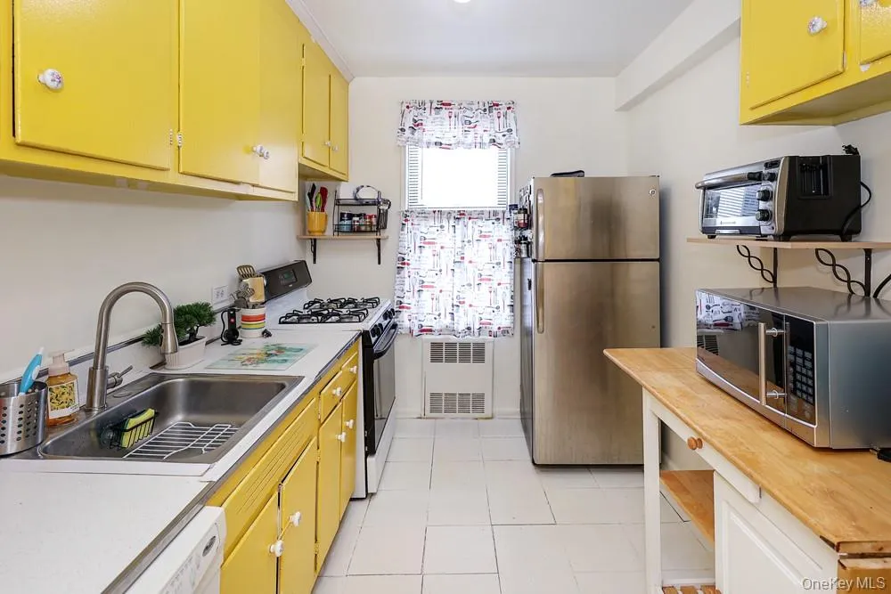 226-26 Union Turnpike, New York, NY, 2 Bedrooms Bedrooms, 4 Rooms Rooms,1 BathroomBathrooms,Residential,For Rent,Union,0,1057507 226-26 Union Turnpike, New York, NY, 2 Bedrooms Bedrooms, 4 Rooms Rooms,1 BathroomBathrooms,Residential,For Rent,Union,0,1057507