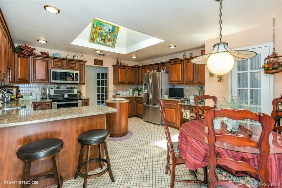 Kitchen w/dinette Kitchen w/dinette