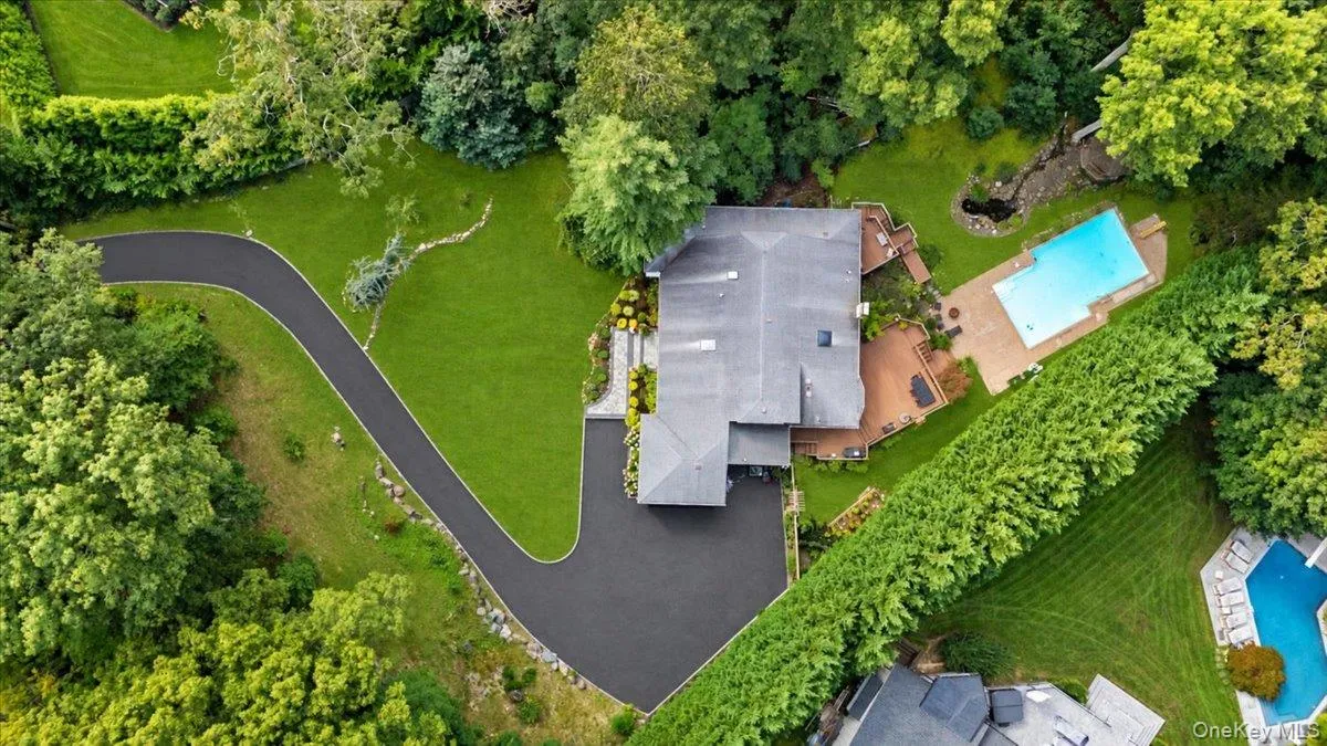 7 Faulkner Lane, Huntington, NY, 5 Bedrooms Bedrooms, 11 Rooms Rooms,3 BathroomsBathrooms,Residential,For Rent,Faulkner,0,1057535 7 Faulkner Lane, Huntington, NY, 5 Bedrooms Bedrooms, 11 Rooms Rooms,3 BathroomsBathrooms,Residential,For Rent,Faulkner,0,1057535
