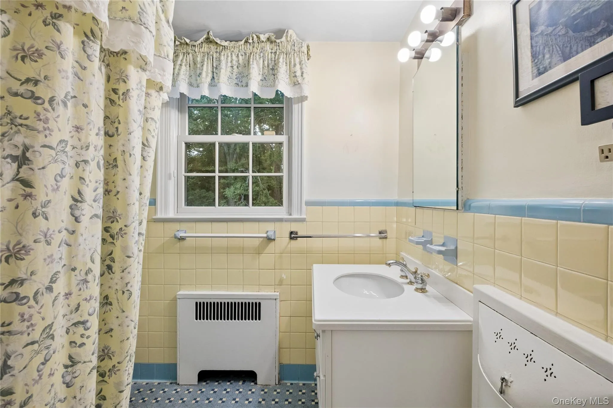 2nd floor bathroom has a bathtub 2nd floor bathroom has a bathtub