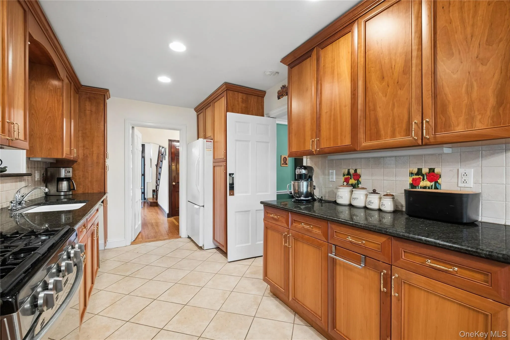 Spacious Kitchen with tons of cabinet storage Spacious Kitchen with tons of cabinet storage