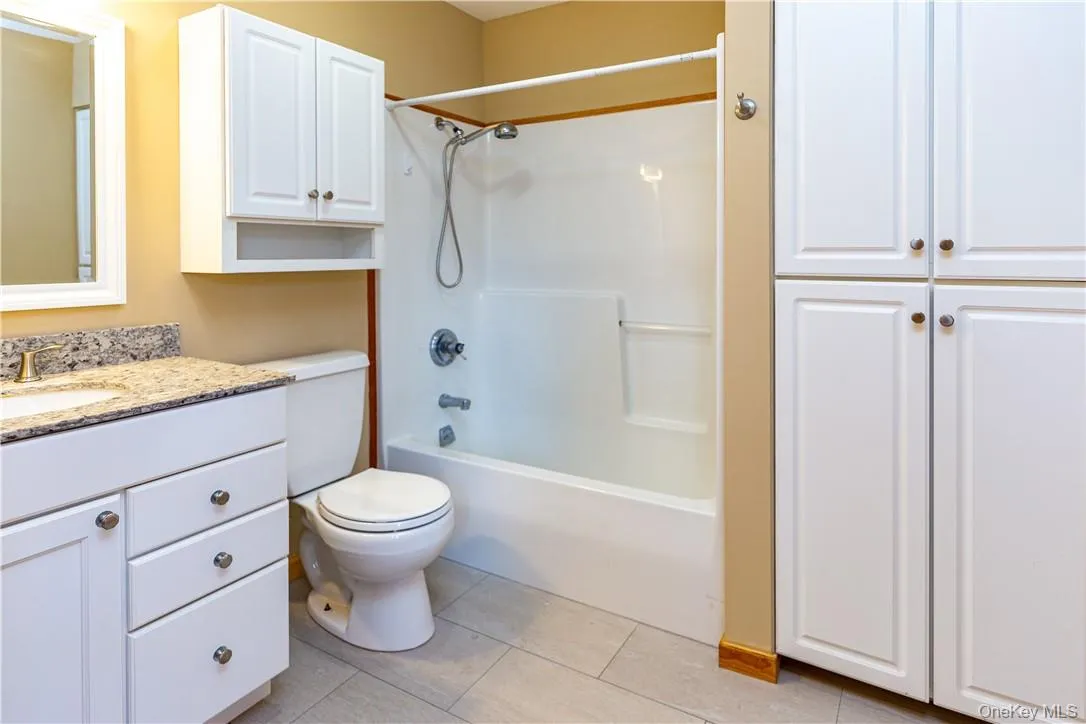 Great pantry space for all your linens, towels & bedding. Great pantry space for all your linens, towels & bedding.