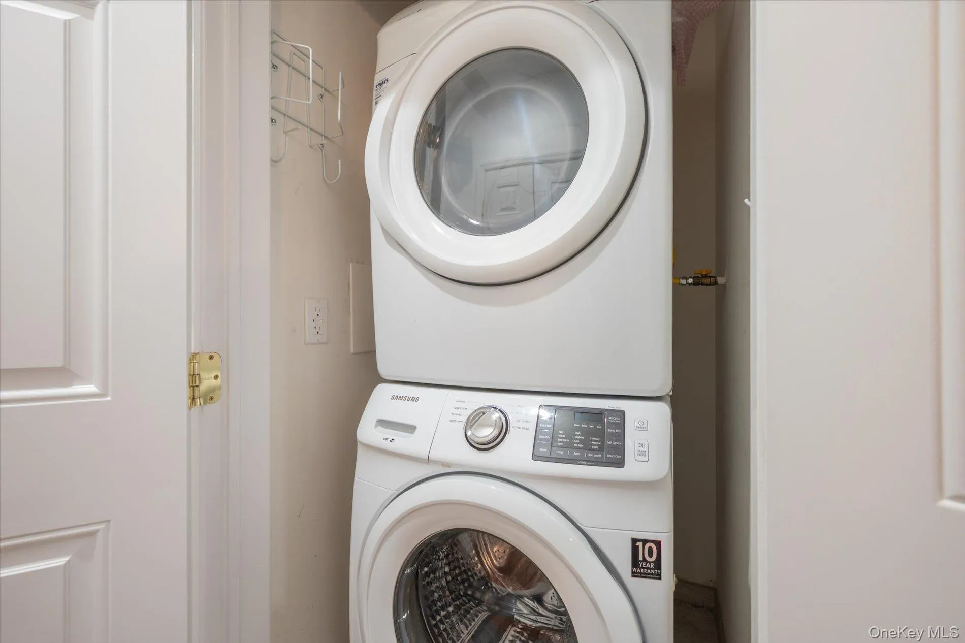180 Spring Drive, Hempstead, NY, 2 Bedrooms Bedrooms, 5 Rooms Rooms,2 BathroomsBathrooms,Residential,For Rent,Spring,0,1057611 180 Spring Drive, Hempstead, NY, 2 Bedrooms Bedrooms, 5 Rooms Rooms,2 BathroomsBathrooms,Residential,For Rent,Spring,0,1057611