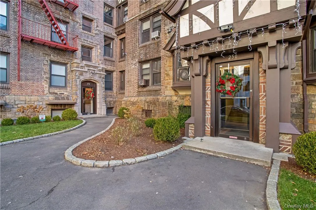 250 Martine Avenue, White Plains, NY, 3 Bedrooms Bedrooms, 5 Rooms Rooms,2 BathroomsBathrooms,Residential Lease,For Rent,Martine,0,1057646 250 Martine Avenue, White Plains, NY, 3 Bedrooms Bedrooms, 5 Rooms Rooms,2 BathroomsBathrooms,Residential Lease,For Rent,Martine,0,1057646