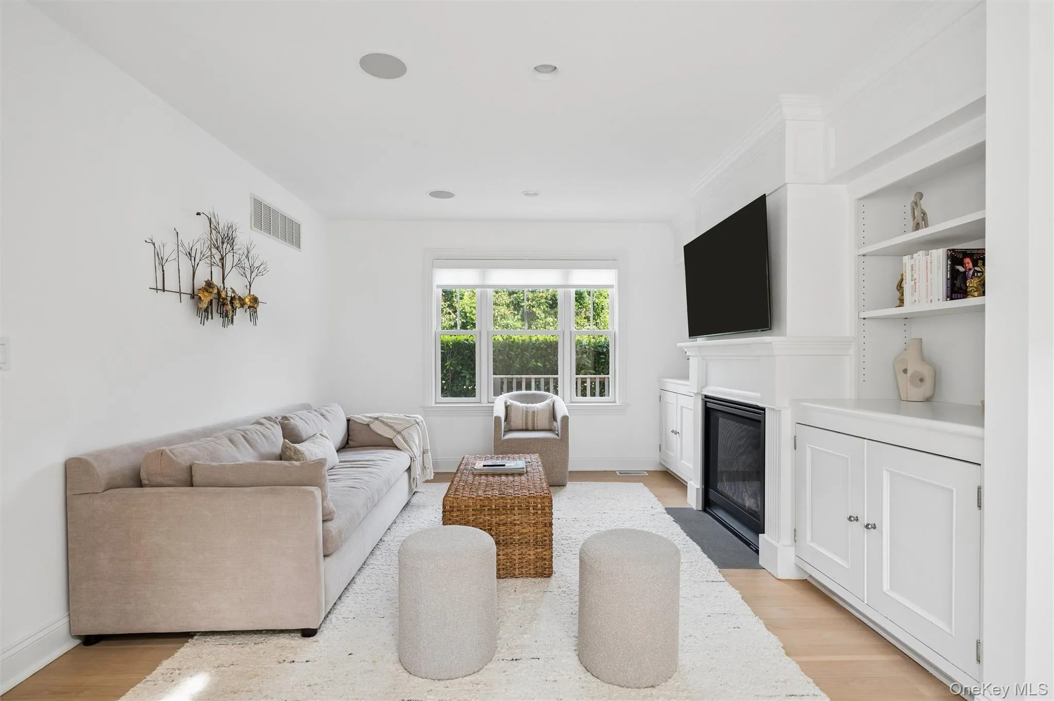 8 Powers Drive, Southampton, NY, 4 Bedrooms Bedrooms, 10 Rooms Rooms,3 BathroomsBathrooms,Residential Lease,For Rent,Powers,0,1057672 8 Powers Drive, Southampton, NY, 4 Bedrooms Bedrooms, 10 Rooms Rooms,3 BathroomsBathrooms,Residential Lease,For Rent,Powers,0,1057672