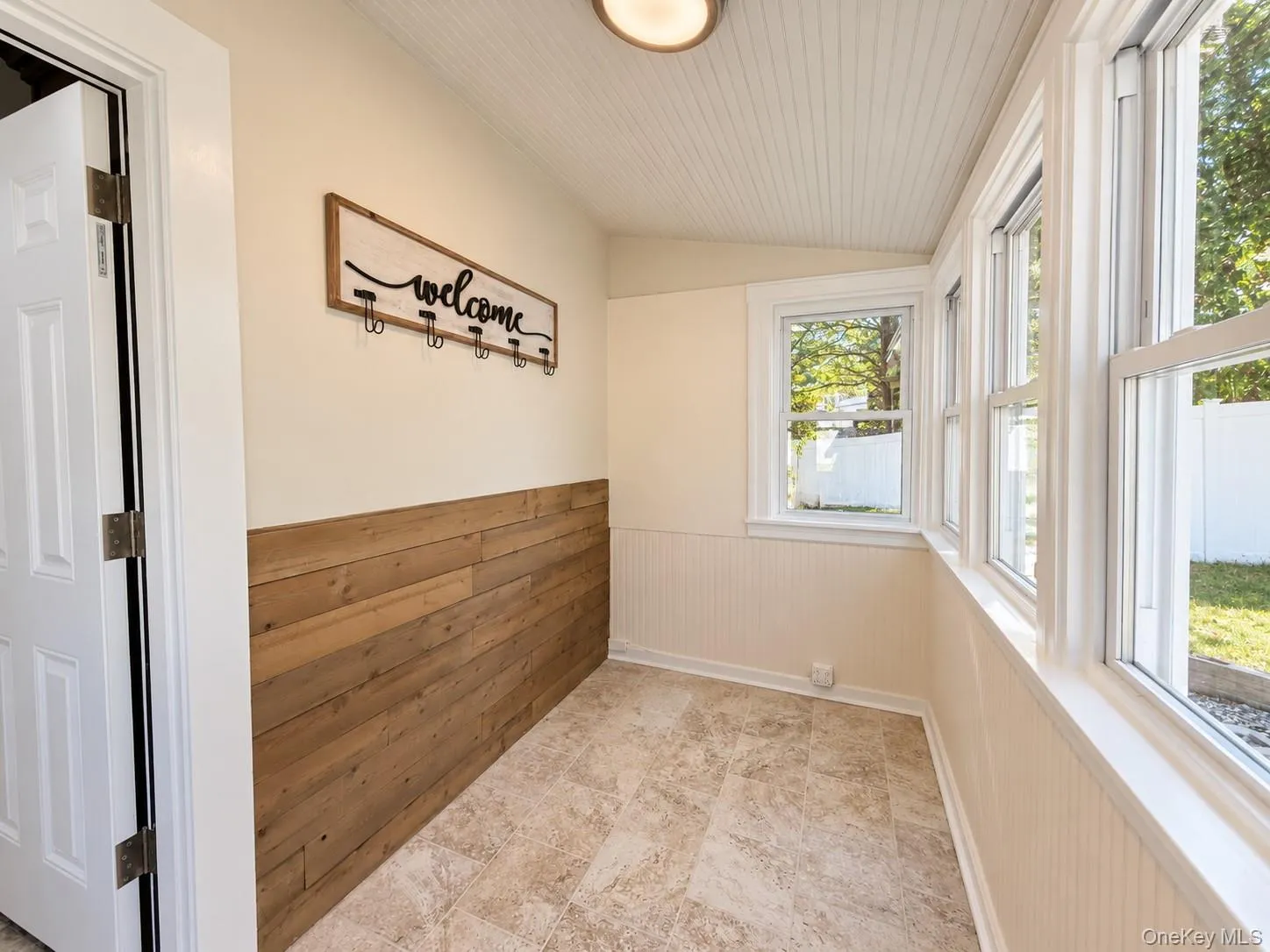 Sitting room, closed in porch, office, extra room, hobby room, you name it, versatile... Sitting room, closed in porch, office, extra room, hobby room, you name it, versatile...