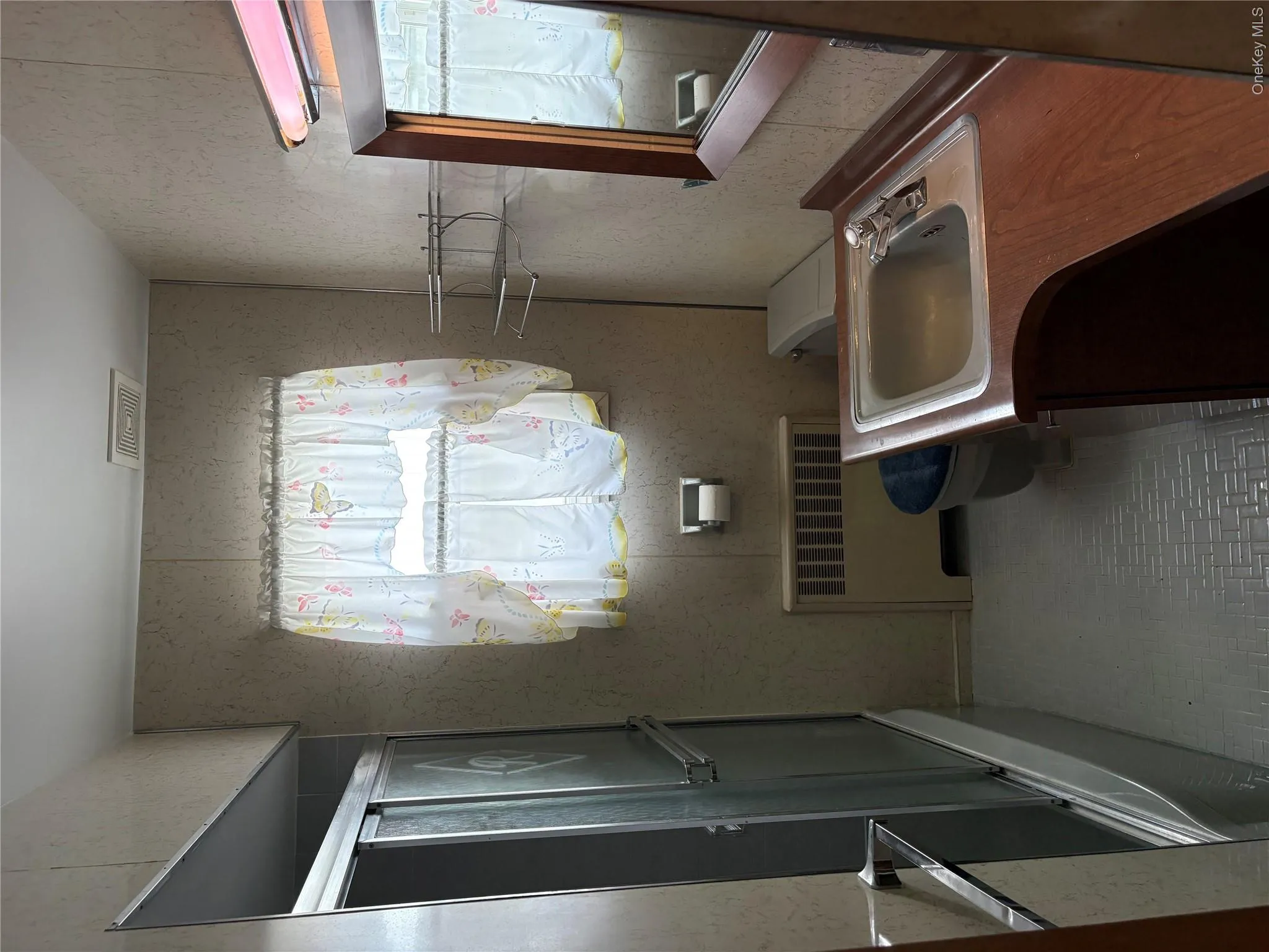 1304 Little Neck Avenue, Hempstead, NY, 3 Bedrooms Bedrooms, 6 Rooms Rooms,1 BathroomBathrooms,Residential,For Rent,Little Neck,0,1057802 1304 Little Neck Avenue, Hempstead, NY, 3 Bedrooms Bedrooms, 6 Rooms Rooms,1 BathroomBathrooms,Residential,For Rent,Little Neck,0,1057802