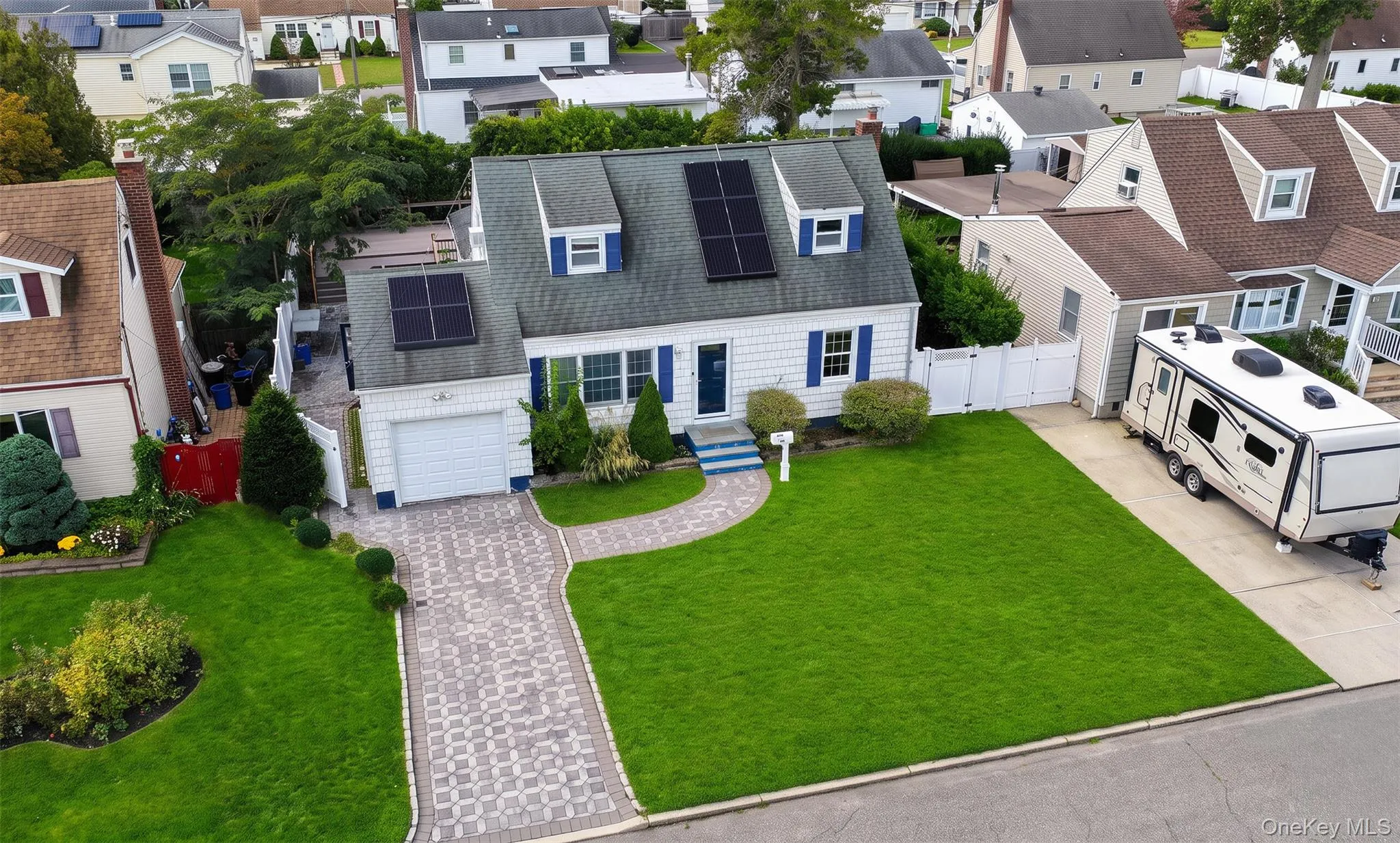 a redone driveway with beautiful pavers a redone driveway with beautiful pavers