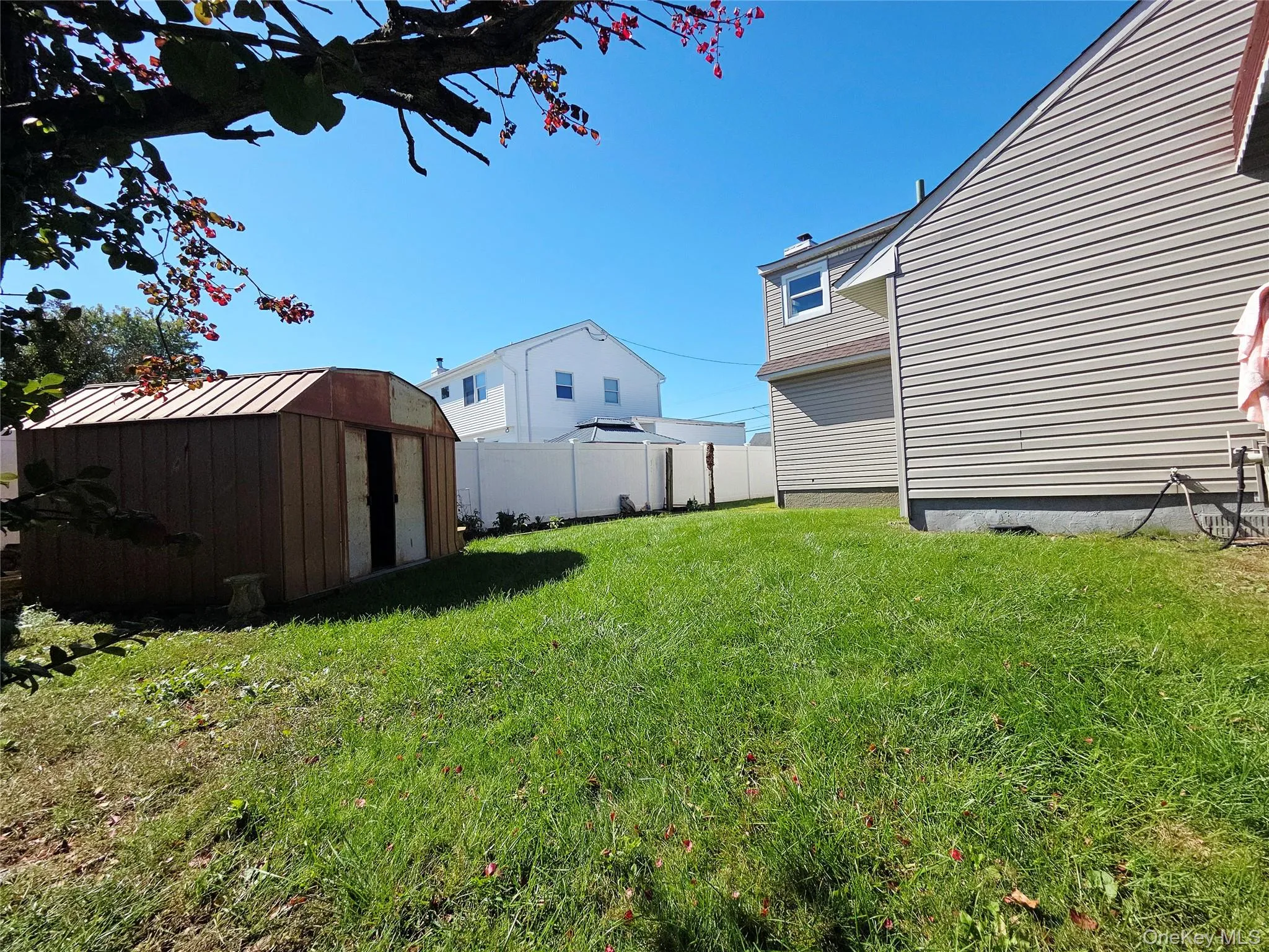 Fully fenced back yard. Fully fenced back yard.