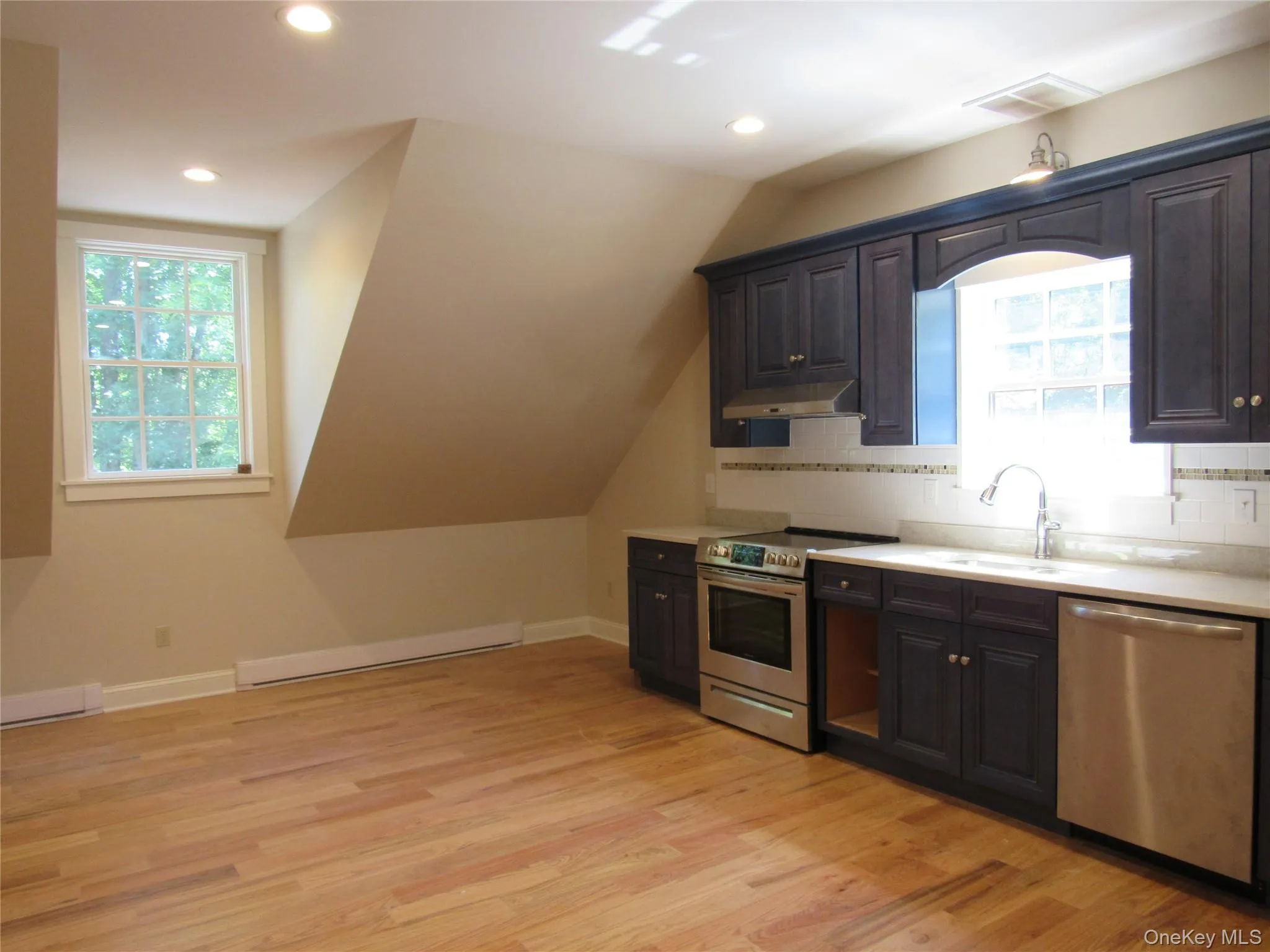 Nice open Kitchen to Living Rm Nice open Kitchen to Living Rm