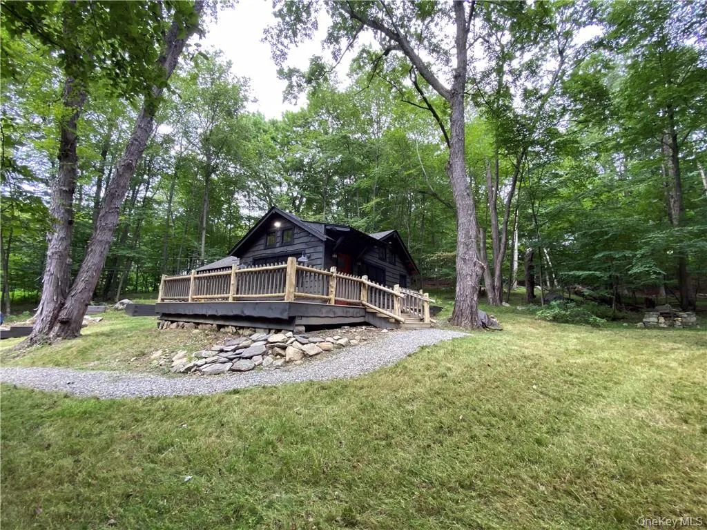 The cabin is on 1 acre The cabin is on 1 acre