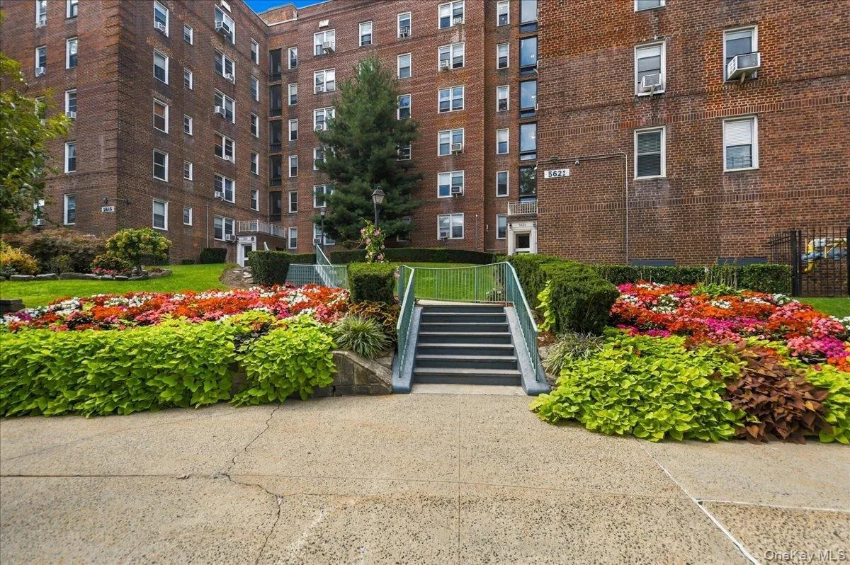 Welcoming seasonal landscaping Welcoming seasonal landscaping