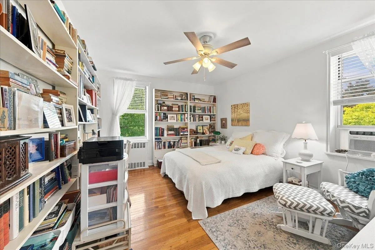 KING size bedroom in the corner with two windows KING size bedroom in the corner with two windows