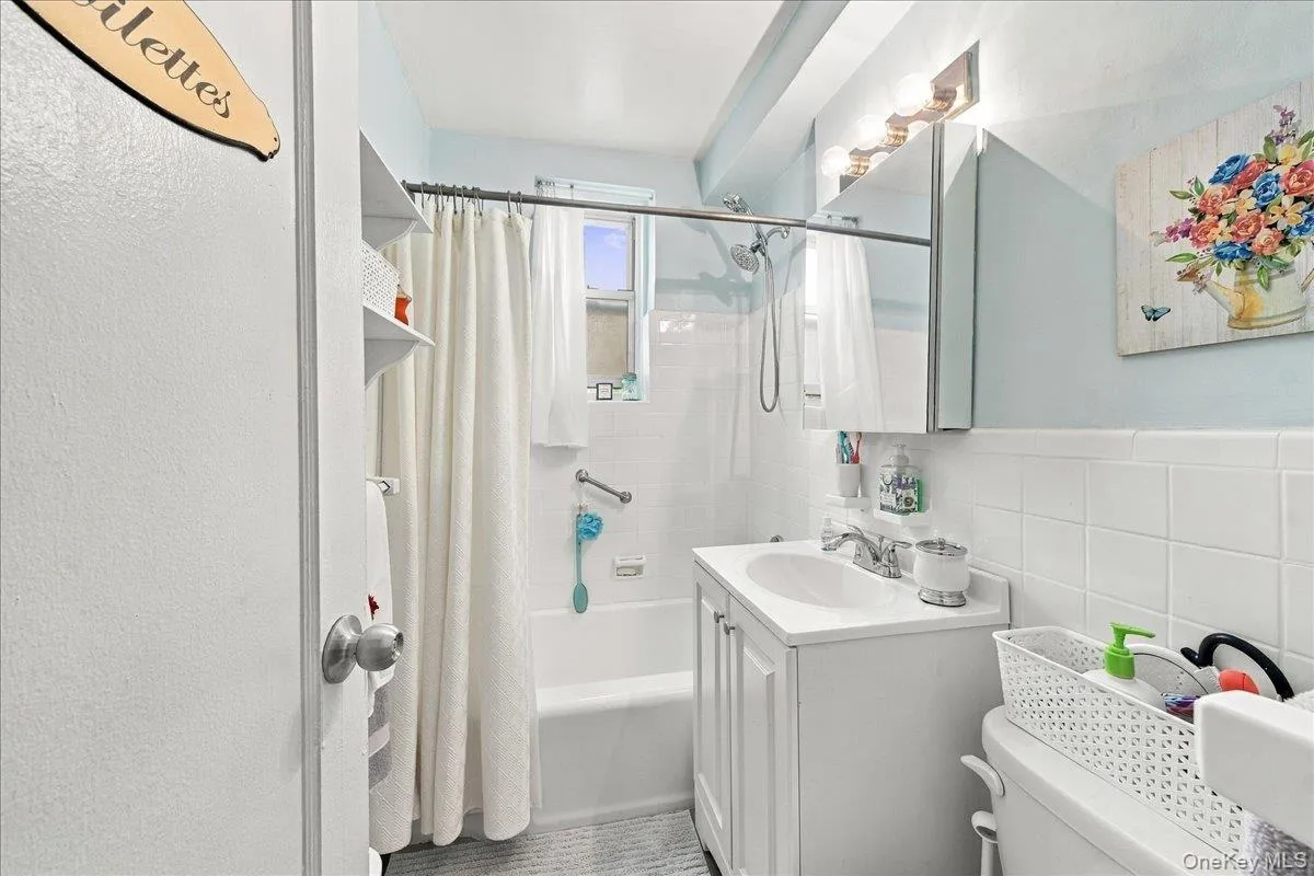 Full bath with window Full bath with window