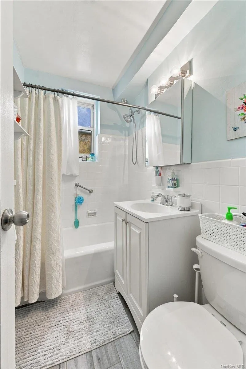 Full bathroom Full bathroom