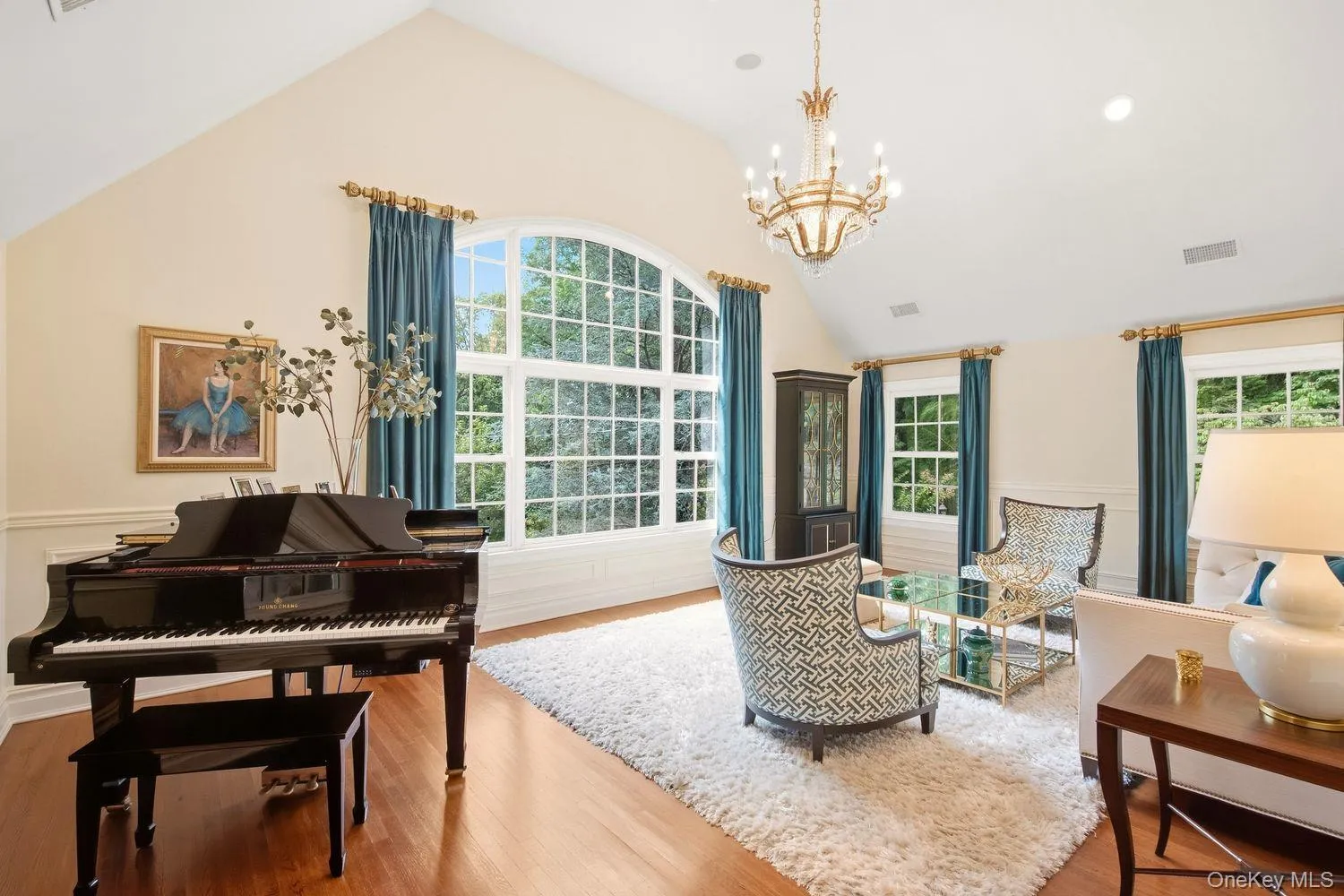 Large windows with plenty of light Large windows with plenty of light