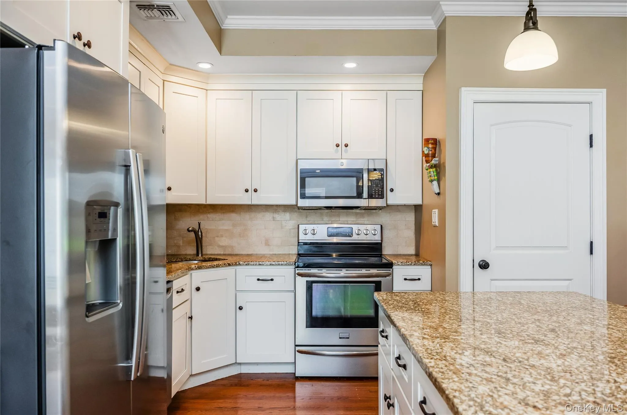 25 Frank Avenue, Oyster Bay, NY, 3 Bedrooms Bedrooms, 6 Rooms Rooms,2 BathroomsBathrooms,Residential,For Rent,Frank,0,1058098 25 Frank Avenue, Oyster Bay, NY, 3 Bedrooms Bedrooms, 6 Rooms Rooms,2 BathroomsBathrooms,Residential,For Rent,Frank,0,1058098