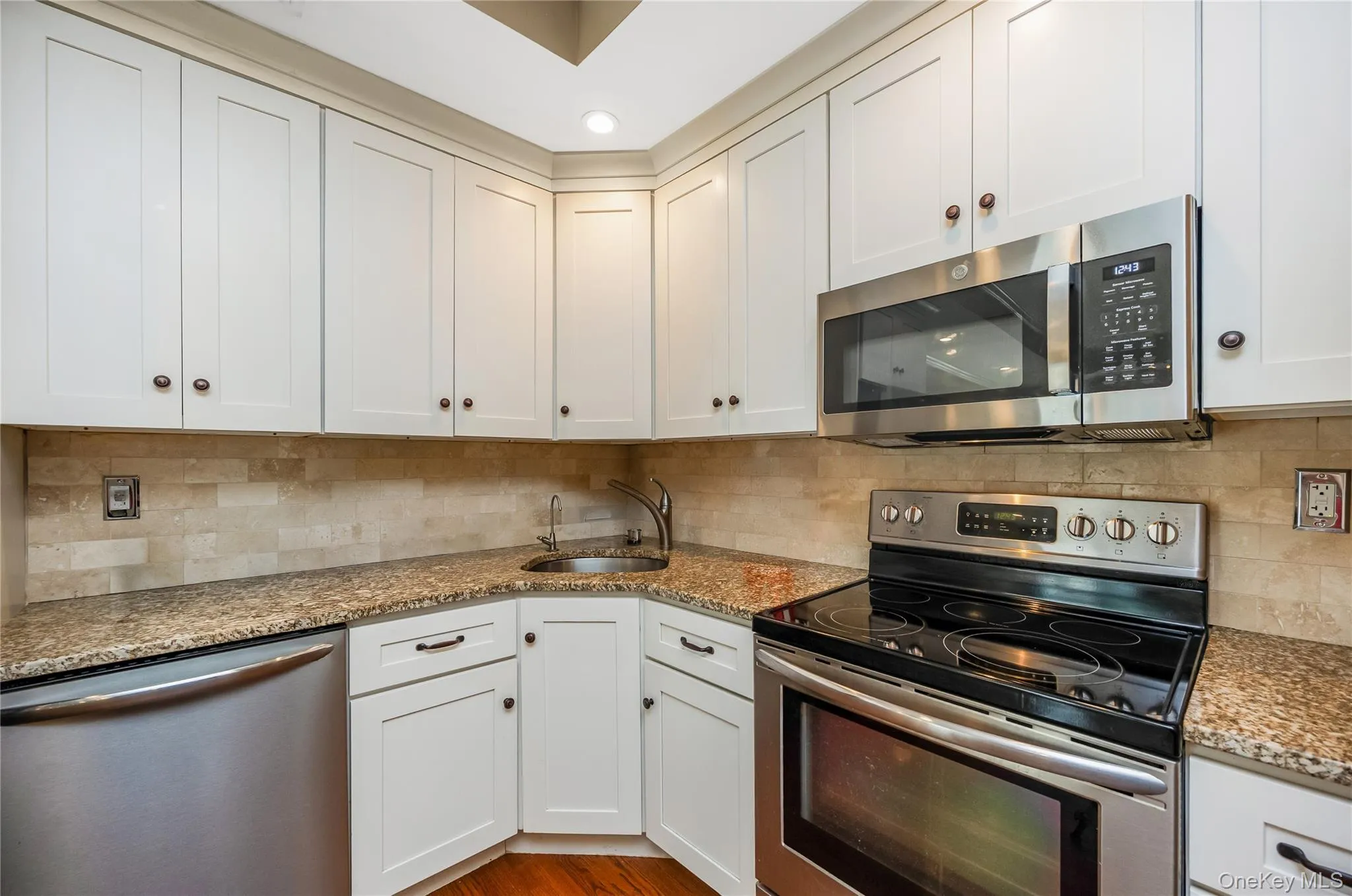 25 Frank Avenue, Oyster Bay, NY, 3 Bedrooms Bedrooms, 6 Rooms Rooms,2 BathroomsBathrooms,Residential,For Rent,Frank,0,1058098 25 Frank Avenue, Oyster Bay, NY, 3 Bedrooms Bedrooms, 6 Rooms Rooms,2 BathroomsBathrooms,Residential,For Rent,Frank,0,1058098