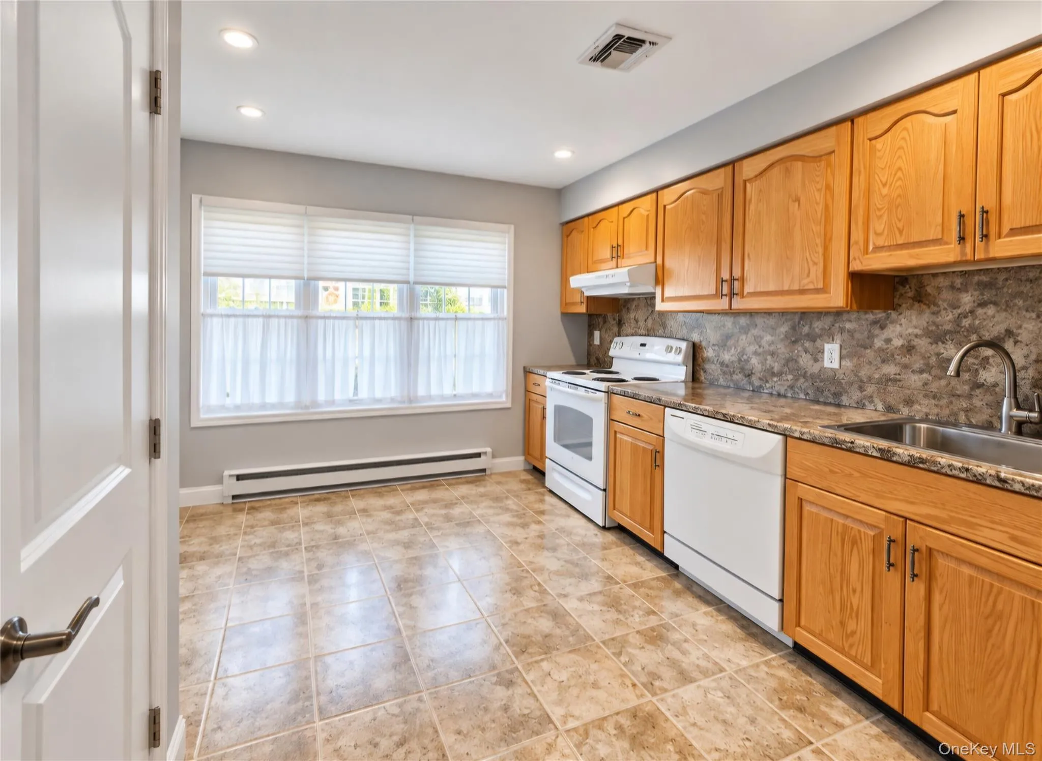 36 Revere Drive, Islip, NY, 2 Bedroom Bedrooms, 6 Room Rooms,2 BathroomBathrooms,Residential Lease,For Rent,Revere,0,1058130 36 Revere Drive, Islip, NY, 2 Bedroom Bedrooms, 6 Room Rooms,2 BathroomBathrooms,Residential Lease,For Rent,Revere,0,1058130