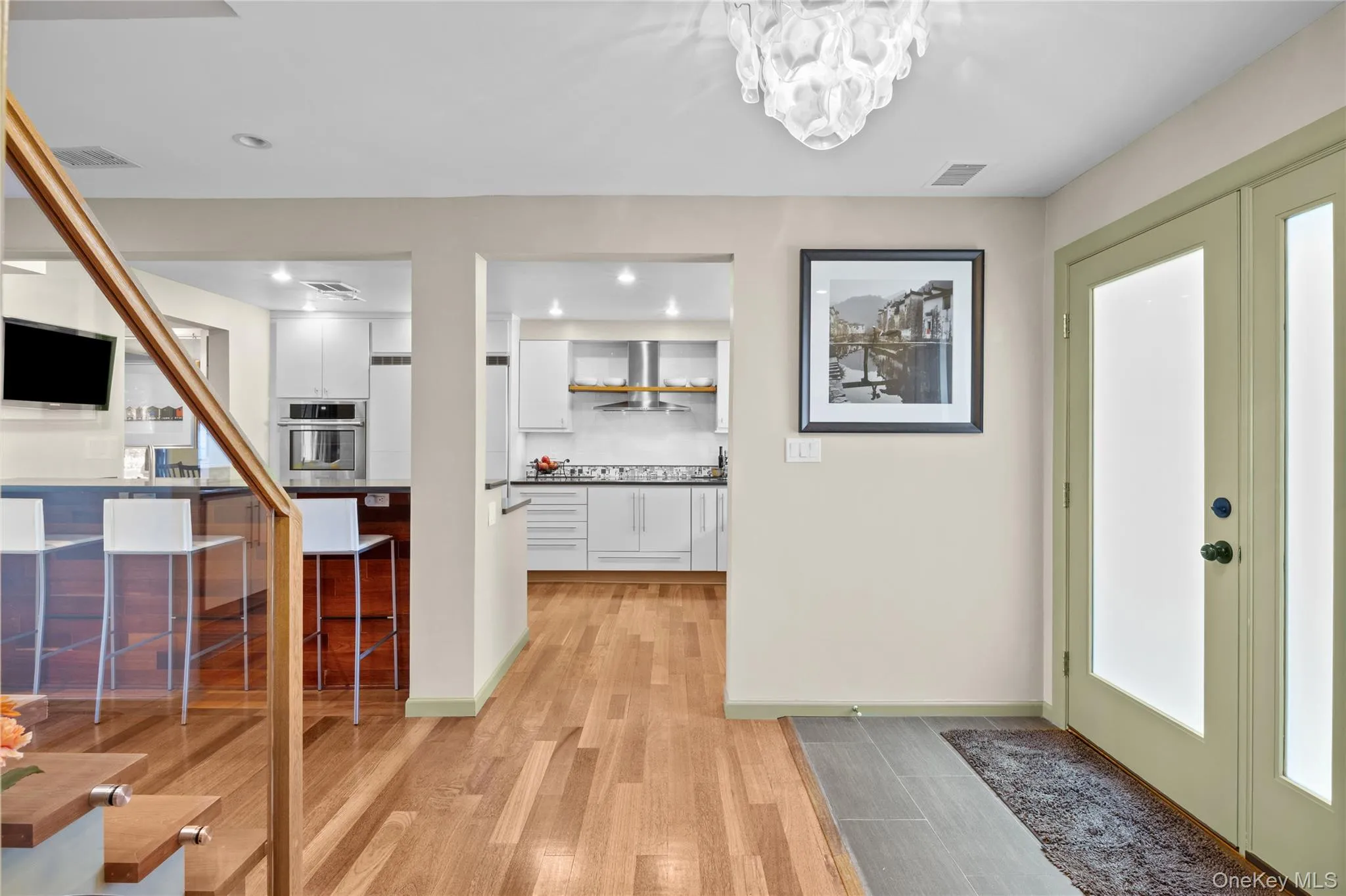 Spacious and gracious entry foyer Spacious and gracious entry foyer