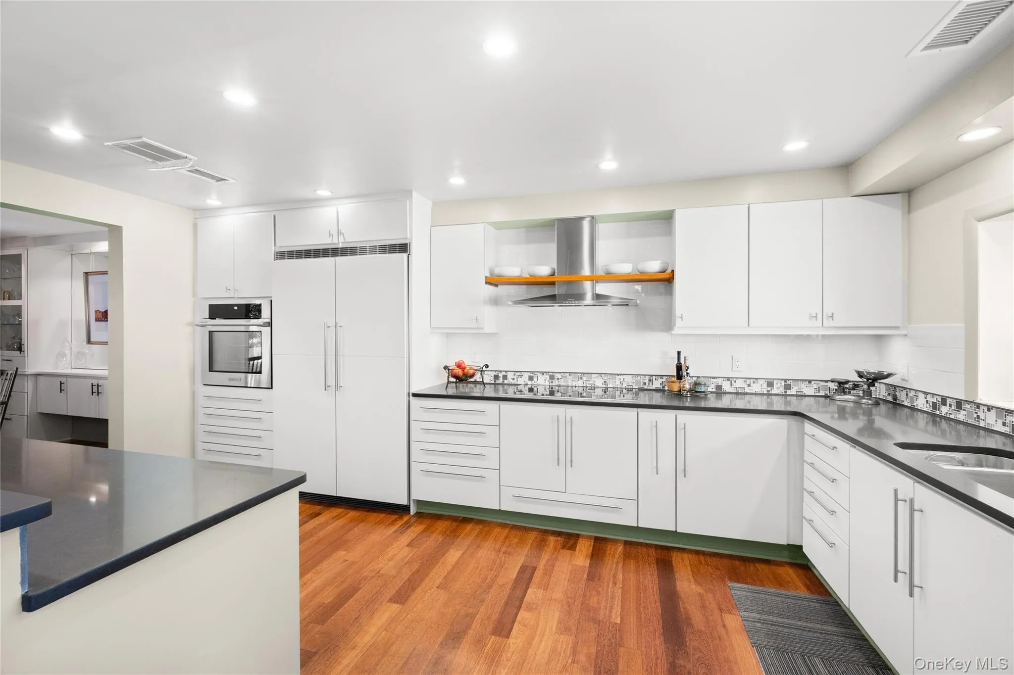 Thoughtfully renovated and richly appointed Cook's kitchen Thoughtfully renovated and richly appointed Cook's kitchen