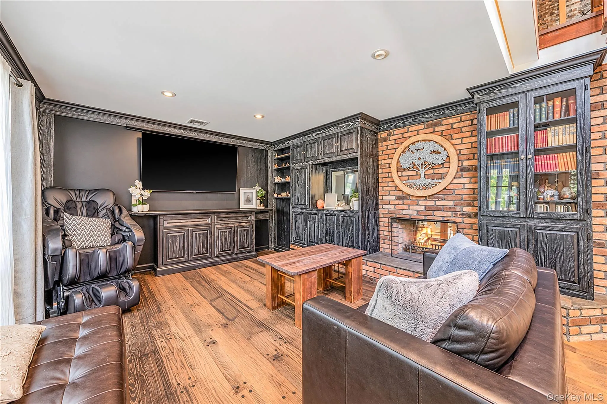 Bonus Room! Den with screen and projector, offered as is Bonus Room! Den with screen and projector, offered as is