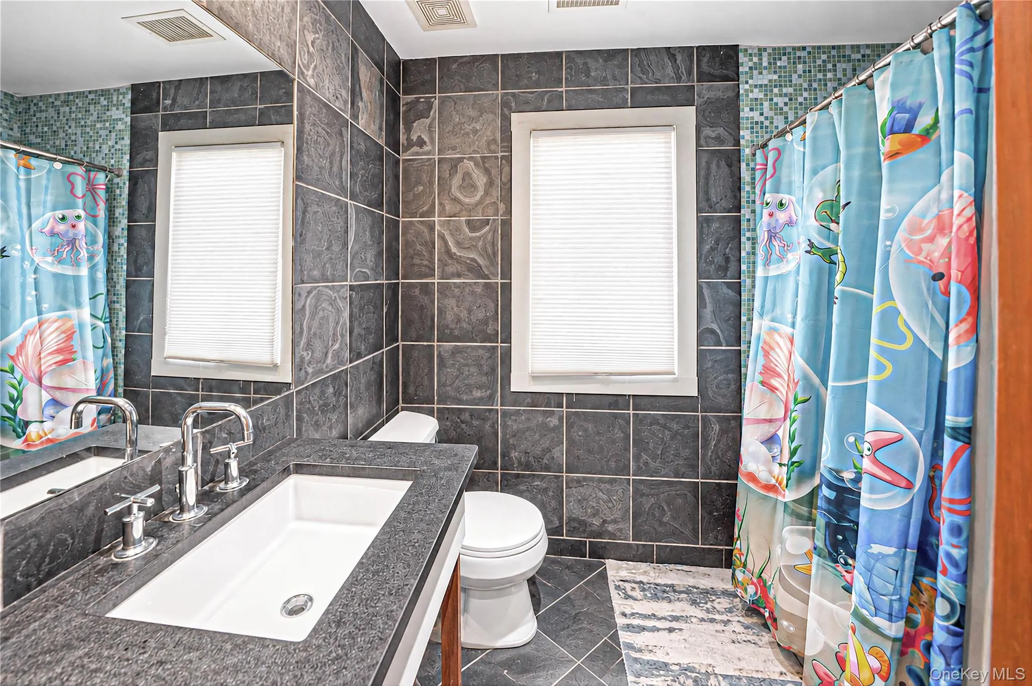Hall Bath, large vanity, tub/shower, linen closet Hall Bath, large vanity, tub/shower, linen closet