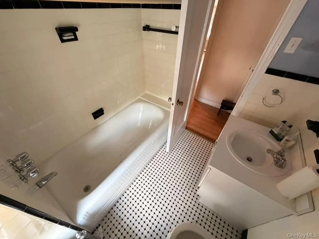 1843 Yates Avenue, New York, NY, 1 Bedroom Bedrooms, 3 Rooms Rooms,1 BathroomBathrooms,Residential Lease,For Rent,Yates Avenue,0,1058407 1843 Yates Avenue, New York, NY, 1 Bedroom Bedrooms, 3 Rooms Rooms,1 BathroomBathrooms,Residential Lease,For Rent,Yates Avenue,0,1058407