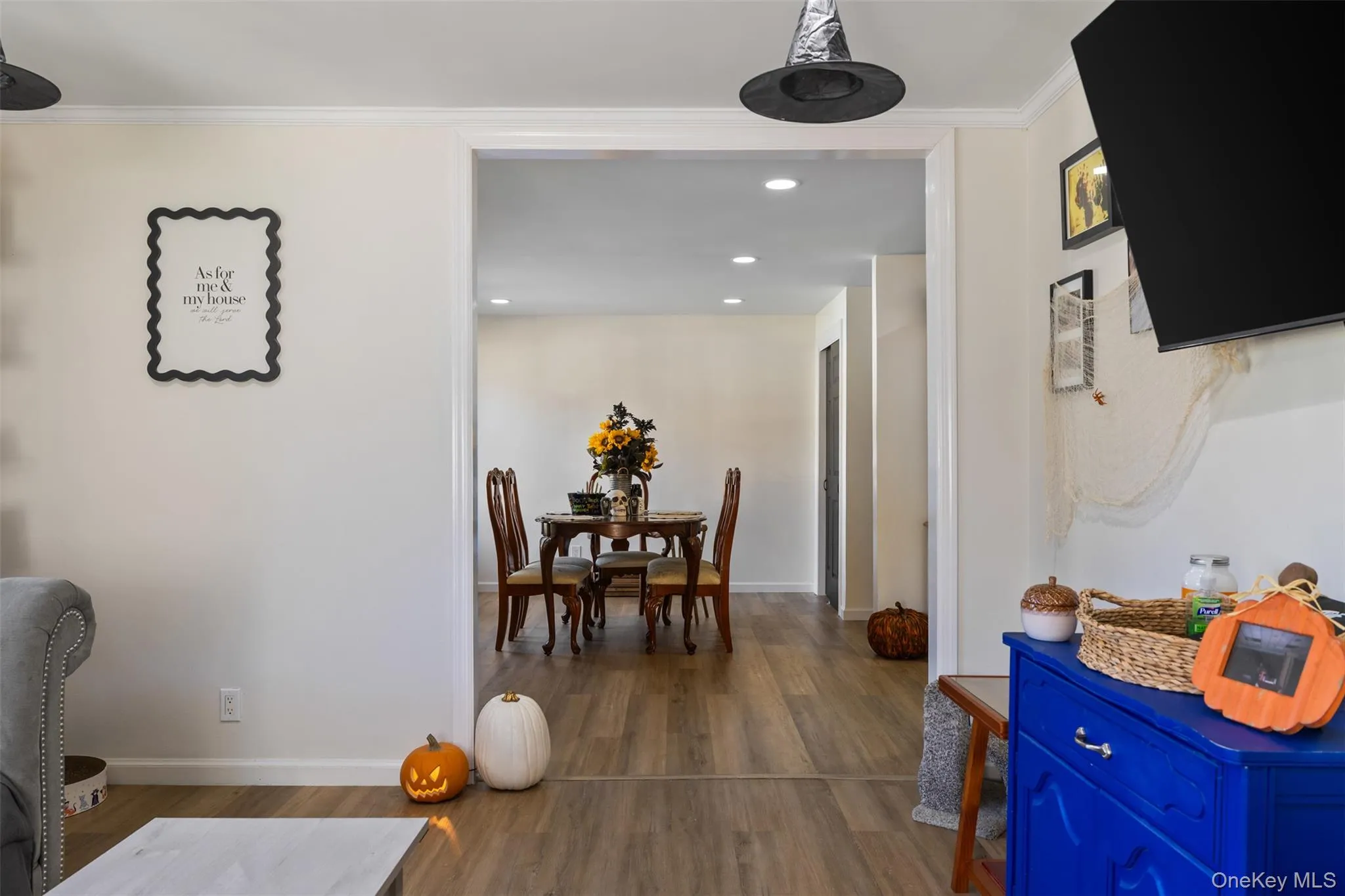 Wide interior archway with wood-finish flooring Wide interior archway with wood-finish flooring