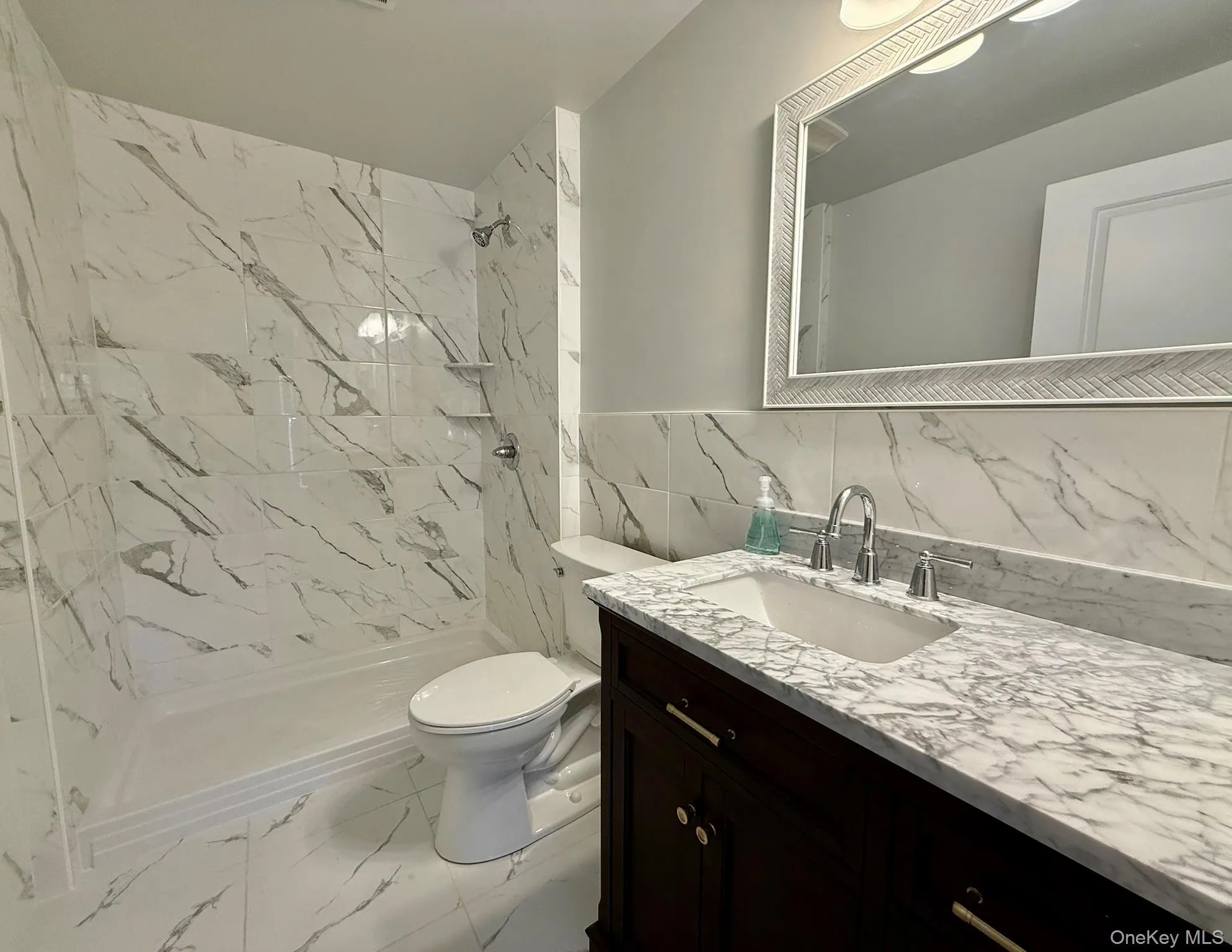 Full bathroom Full bathroom