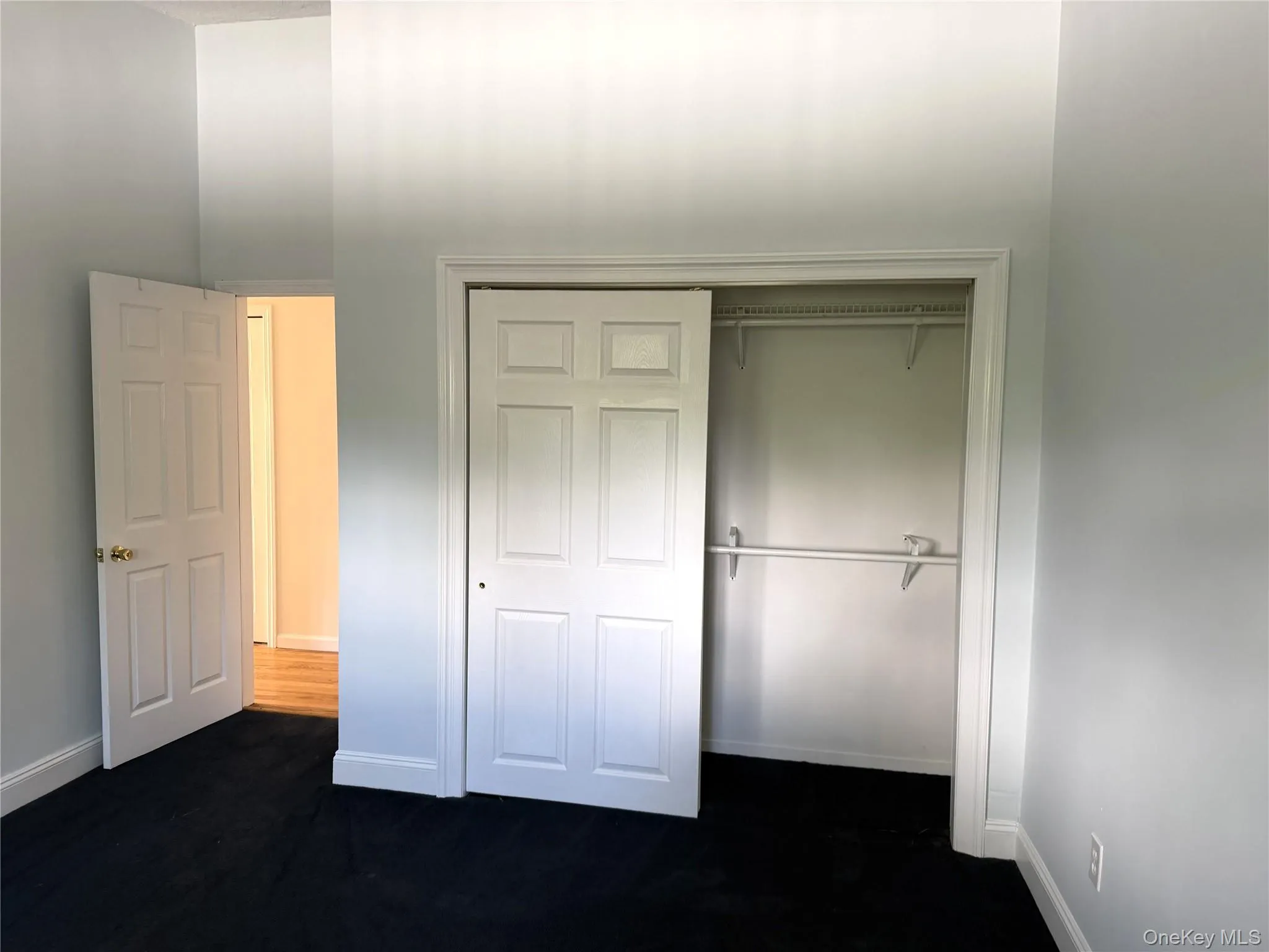 Bedroom with a double Closet Bedroom with a double Closet