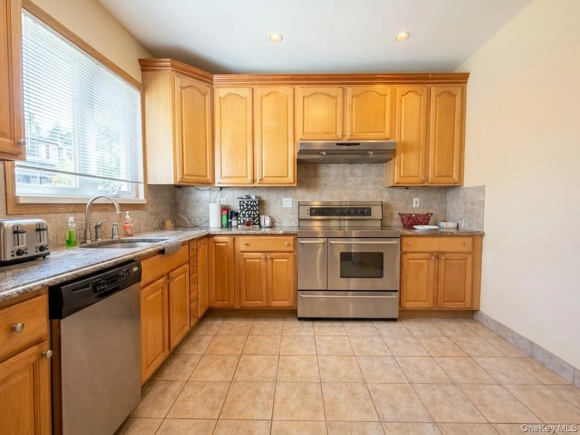 75-35 60th Place, New York, NY, 3 Bedrooms Bedrooms, 7 Rooms Rooms,2 BathroomsBathrooms,Residential,For Rent,60th,0,1058464 75-35 60th Place, New York, NY, 3 Bedrooms Bedrooms, 7 Rooms Rooms,2 BathroomsBathrooms,Residential,For Rent,60th,0,1058464