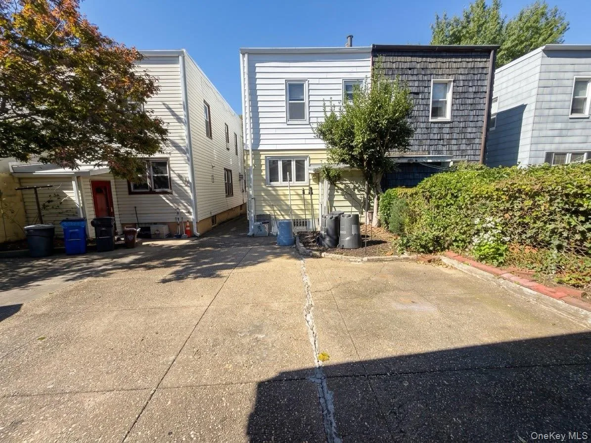 75-35 60th Place, New York, NY, 3 Bedrooms Bedrooms, 7 Rooms Rooms,2 BathroomsBathrooms,Residential,For Rent,60th,0,1058464 75-35 60th Place, New York, NY, 3 Bedrooms Bedrooms, 7 Rooms Rooms,2 BathroomsBathrooms,Residential,For Rent,60th,0,1058464