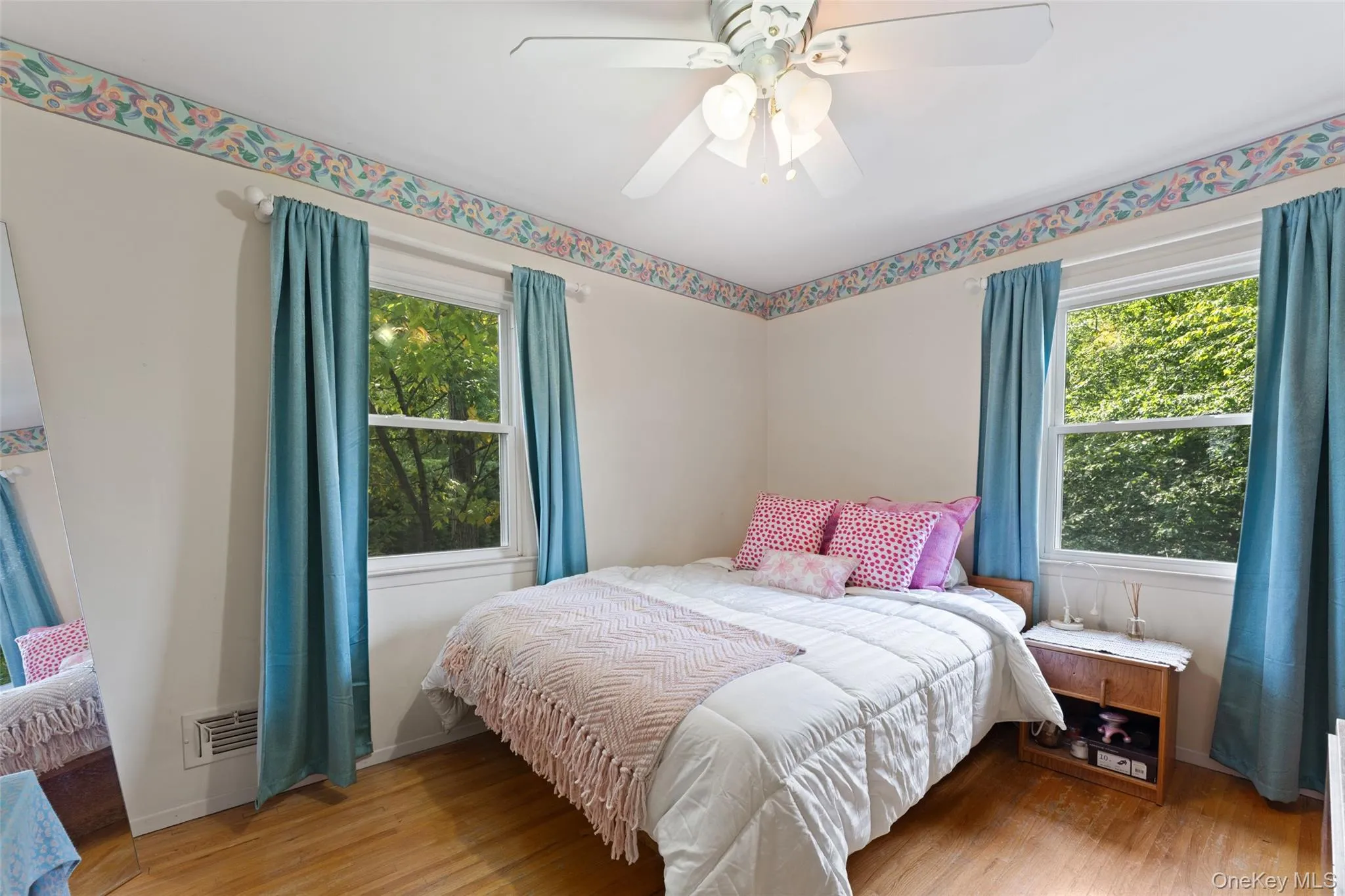 Hardwood flooring, dual windows and ceiling fan. Hardwood flooring, dual windows and ceiling fan.