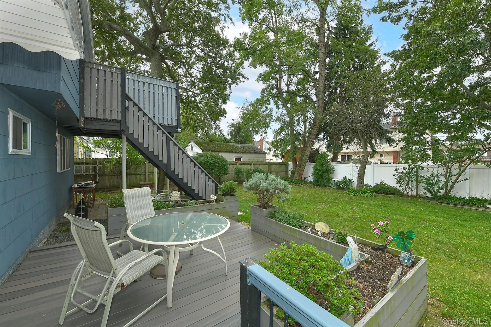Lower Deck with Retaining Garden Lower Deck with Retaining Garden