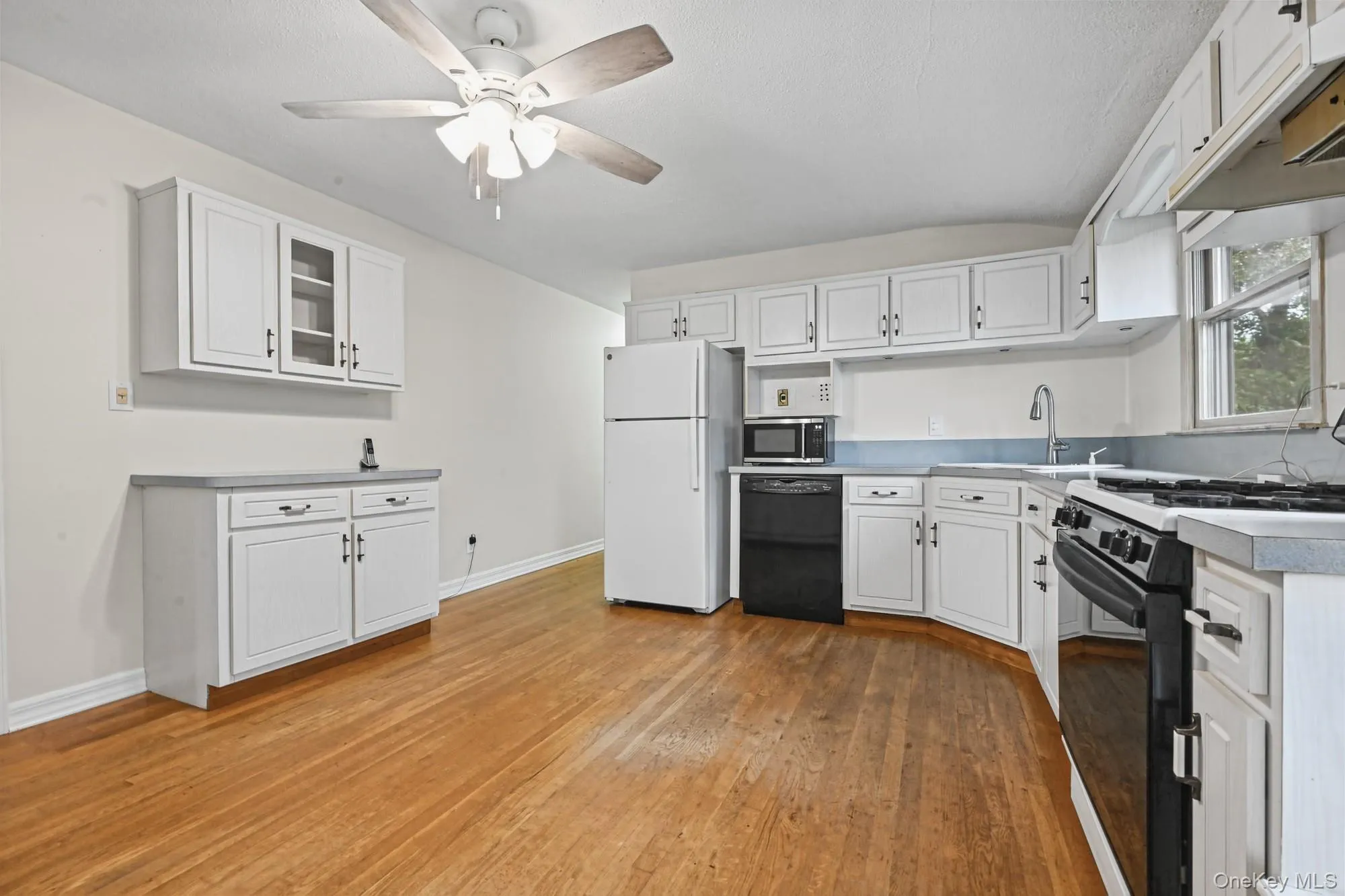 3 Alamo Drive, Brookhaven, NY, 3 Bedrooms Bedrooms, 6 Rooms Rooms,1 BathroomBathrooms,Residential,For Rent,Alamo,0,1058567 3 Alamo Drive, Brookhaven, NY, 3 Bedrooms Bedrooms, 6 Rooms Rooms,1 BathroomBathrooms,Residential,For Rent,Alamo,0,1058567