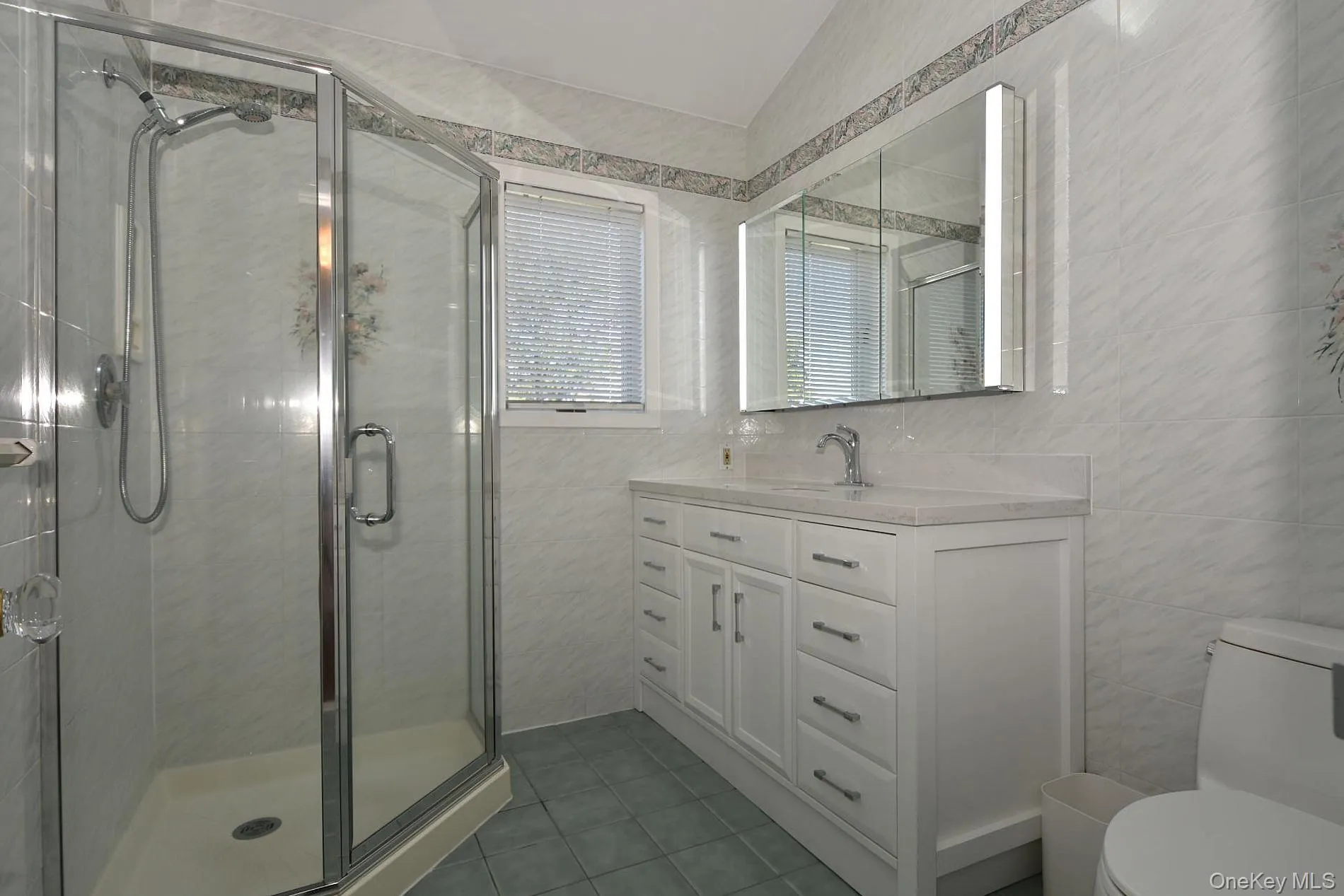Upstairs Full Bathroom Upstairs Full Bathroom