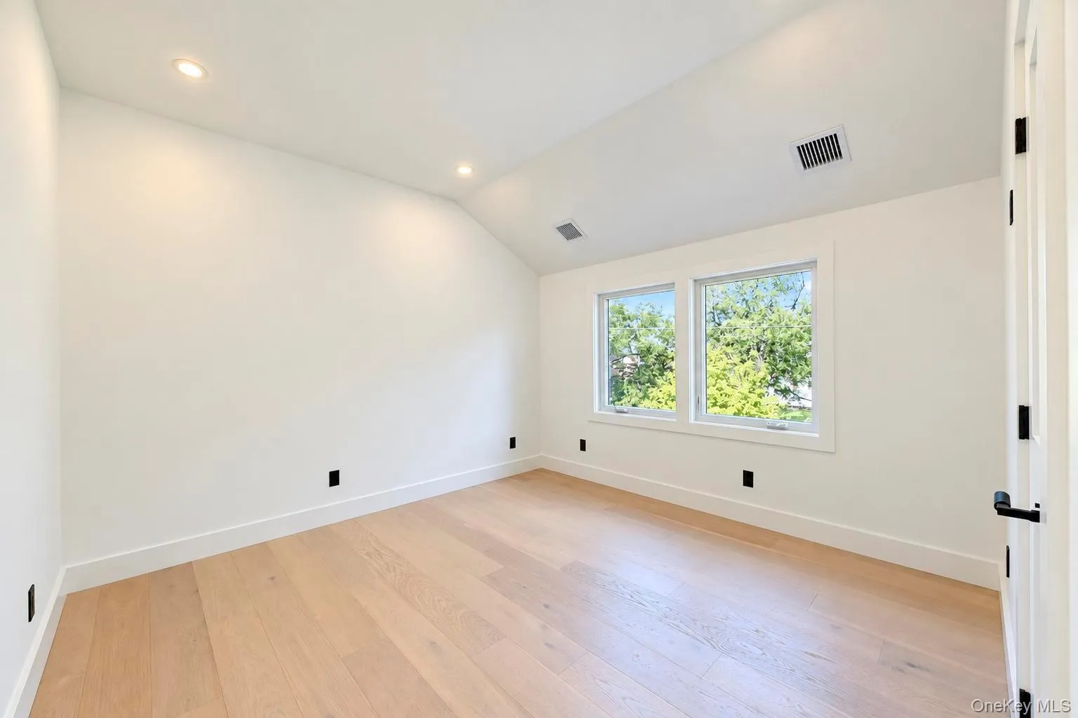 1 Garland Lane, Hempstead, NY, 5 Bedrooms Bedrooms, 10 Rooms Rooms,3 BathroomsBathrooms,Residential,For Rent,Garland,0,1058620 1 Garland Lane, Hempstead, NY, 5 Bedrooms Bedrooms, 10 Rooms Rooms,3 BathroomsBathrooms,Residential,For Rent,Garland,0,1058620