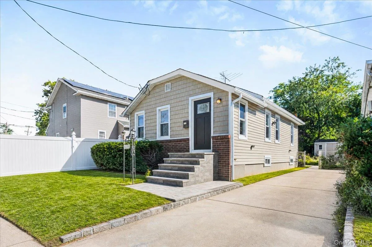 609 Hempstead Gardens Drive, Hempstead, NY, 3 Bedrooms Bedrooms, 6 Rooms Rooms,2 BathroomsBathrooms,Residential,For Rent,Hempstead Gardens,0,1058624 609 Hempstead Gardens Drive, Hempstead, NY, 3 Bedrooms Bedrooms, 6 Rooms Rooms,2 BathroomsBathrooms,Residential,For Rent,Hempstead Gardens,0,1058624
