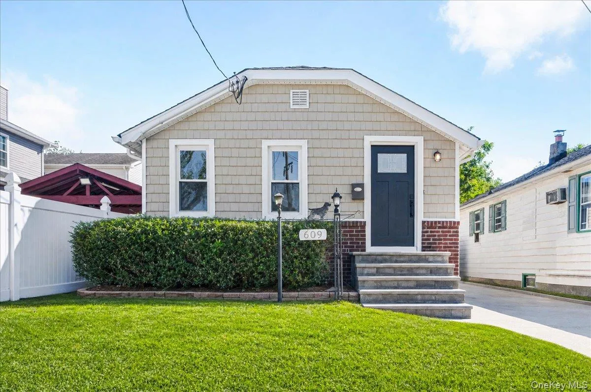609 Hempstead Gardens Drive, Hempstead, NY, 3 Bedrooms Bedrooms, 6 Rooms Rooms,2 BathroomsBathrooms,Residential,For Rent,Hempstead Gardens,0,1058624 609 Hempstead Gardens Drive, Hempstead, NY, 3 Bedrooms Bedrooms, 6 Rooms Rooms,2 BathroomsBathrooms,Residential,For Rent,Hempstead Gardens,0,1058624