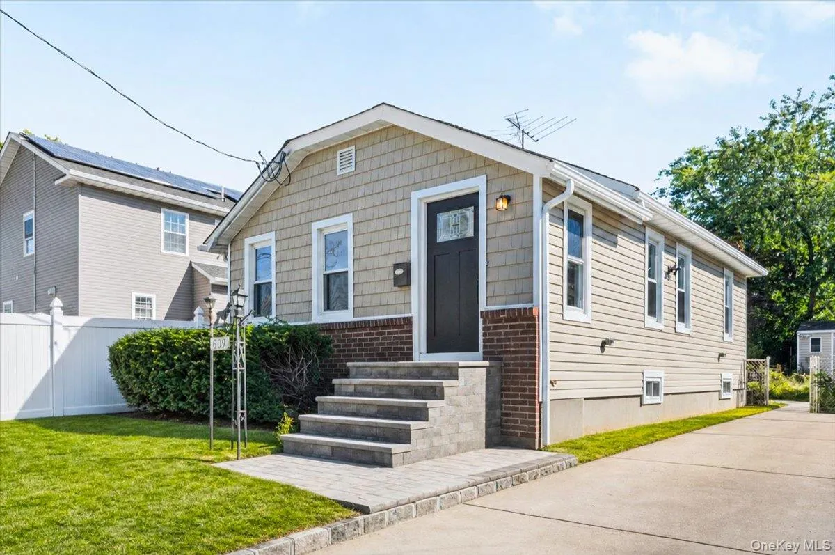 609 Hempstead Gardens Drive, Hempstead, NY, 3 Bedrooms Bedrooms, 6 Rooms Rooms,2 BathroomsBathrooms,Residential,For Rent,Hempstead Gardens,0,1058624 609 Hempstead Gardens Drive, Hempstead, NY, 3 Bedrooms Bedrooms, 6 Rooms Rooms,2 BathroomsBathrooms,Residential,For Rent,Hempstead Gardens,0,1058624