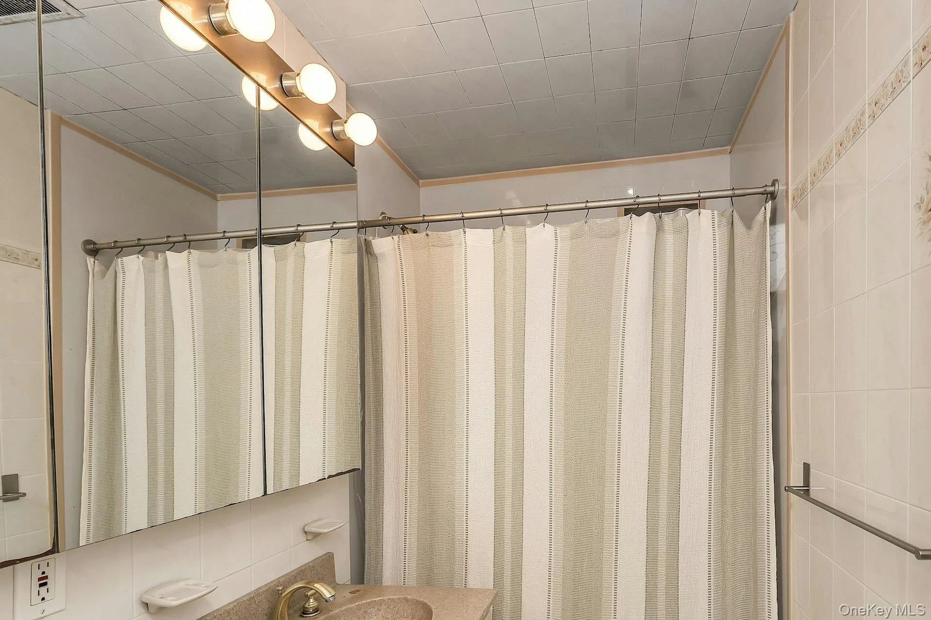 244-25 57th Drive, New York, NY, 3 Bedrooms Bedrooms, 5 Rooms Rooms,1 BathroomBathrooms,Residential,For Rent,57th,0,1058646 244-25 57th Drive, New York, NY, 3 Bedrooms Bedrooms, 5 Rooms Rooms,1 BathroomBathrooms,Residential,For Rent,57th,0,1058646